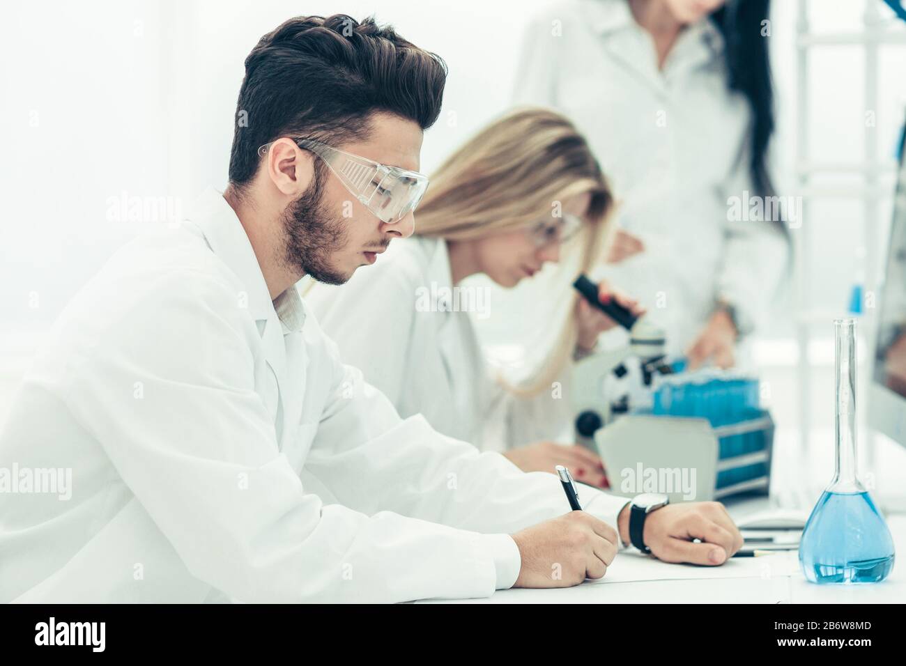 Close up.lo scienziato scrive i dati per il log. Foto Stock