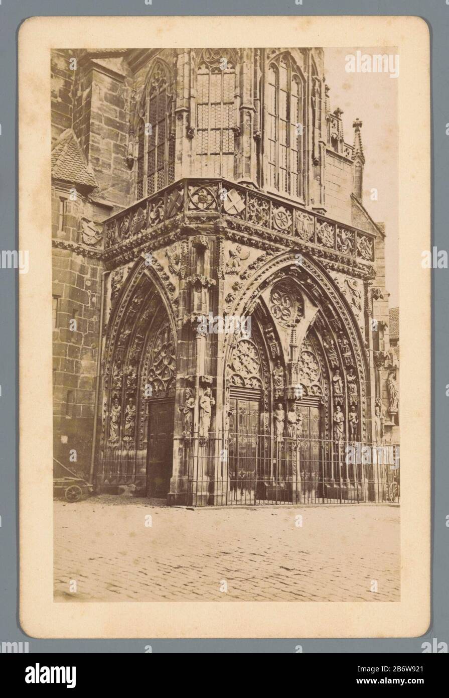 Entrata della Madonna nel portale di Norimberga der Liebfrauenkirche II (oggetto del titolo) Nürnberg (oggetto del titolo della serie) tipo Di Oggetto: Foto del governo numero articolo: RP-F F20085 Iscrizioni / marchi: Numero, verso, bloccato: '11 .' Produttore : fotografo: Anonymous publisher: Friedrich Bruckmann (possible) Luogo produzione: Fotografo: Nostra Signora Editore: Monaco Data: 1863 - 1898 Materiale: Carta di cartone Tecnica: Albume dimensioni di stampa: Supporto secondario: H 171 mm × W 113 mm Oggetto: Chiesa (esterno) ingresso cancello dove Nostra Signora Foto Stock