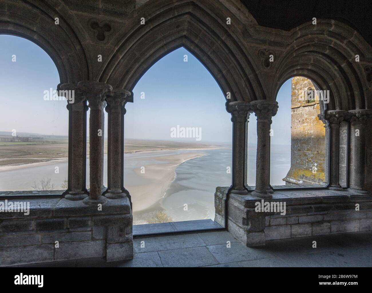 Mont-Saint-Michel, Klosterberg, frühgotischer Kreuzgang 1225-1228, spätromanisch - frühgotisch jetzt verglaste Ausblickspforte LES 3 ARCHES auf das Wa Foto Stock