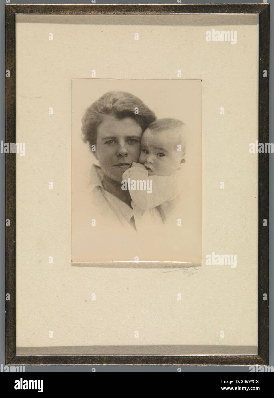 Ingelijste portretfoto Binnengekomen via J.F. HeijbroekTechniek: Ontikkelgelatinzilverruk dimensioni: H 315 mm × b 230 mm Foto Stock