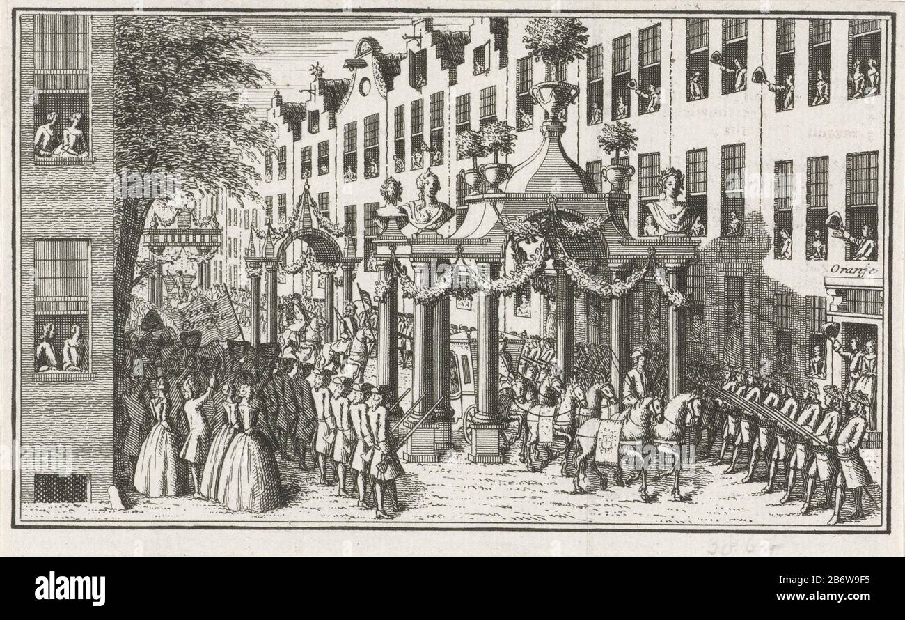 Inalando van Willem IV als stadhouder te Den Haag, 1747 L'inalazione del principe Guglielmo IV come governatore dell'Aia, 14 maggio 1747. Il trasporto con il principe attraversa un arco trionfale nella strada. Lungo la strada una guardia d'onore e publiek. Produttore : stampatore: Anonimo Data: 1747 caratteristiche Fisiche: Acquaforte materiale: Tecnica della carta: Acquaforte dimensioni: Foglio: H 86 mm × W 140 mm Oggetto: Ingresso trionfale e ricezione pubblica, pagante, 'entrée solennelle' 'joyeuse entrée 'Rise of Prince William IV to ereditario stadholder (1747) Quando: 1747-05-12 - 1747-05-12 Foto Stock