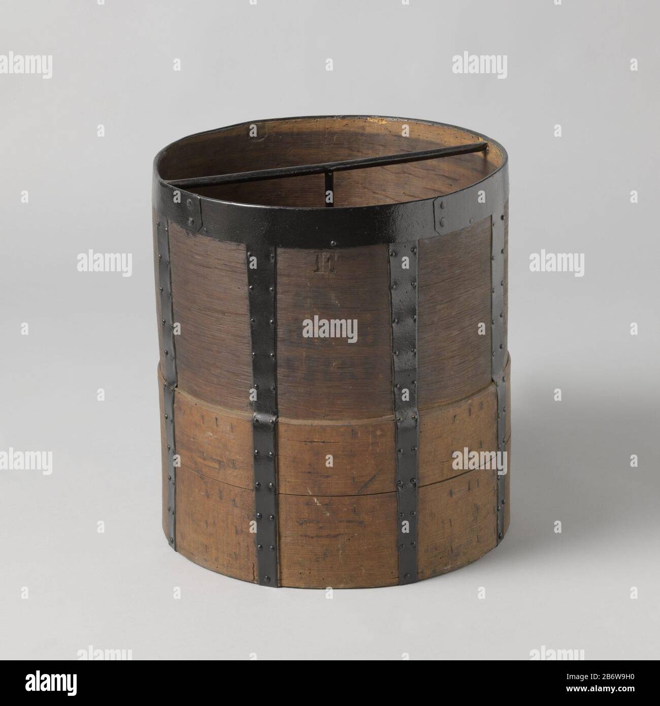 Inhoudsmaat van 12 ettolitro Spanen inhoudsmaat van 1/2 ettolitro. Produttore : anoniemPlaats manufacturing: Nederland Dating: CA. 1825 Materiale: Hout dimensioni: H 44,5 cm. × d 41 cm. Data: 1780 - 1830 Foto Stock