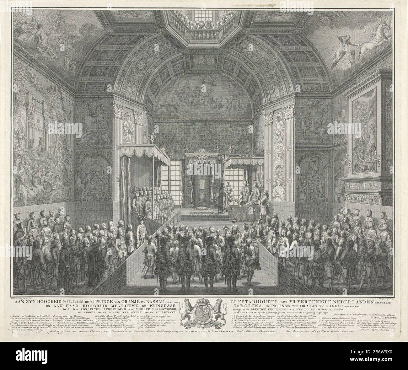 Inhuldiging van prins Willem V tot Ridder in de Orde van de Kousenband, 1752 l'inaugurazione del principe William V Knight nell'Ordine del Garter, nella sala arancione di Palace Huis Ten Bosch, 5 giugno 1752. Il principe si trova davanti ai molti partecipanti ha consegnato la catena d'ordine. Nel piatto la didascalia con la leggenda 1-23 in olandese e francese e ARM prins. Produttore : printmaker Jan Caspar Philips (proprietà in elenco) a disegnare: Tethart Philip Christian Haag (edificio in elenco) editore: Daniel Joannes Langeweg (proprietà in elenco) fornitore di privilegi: Stati Generale (edificio in elenco) cliente: A. Foto Stock