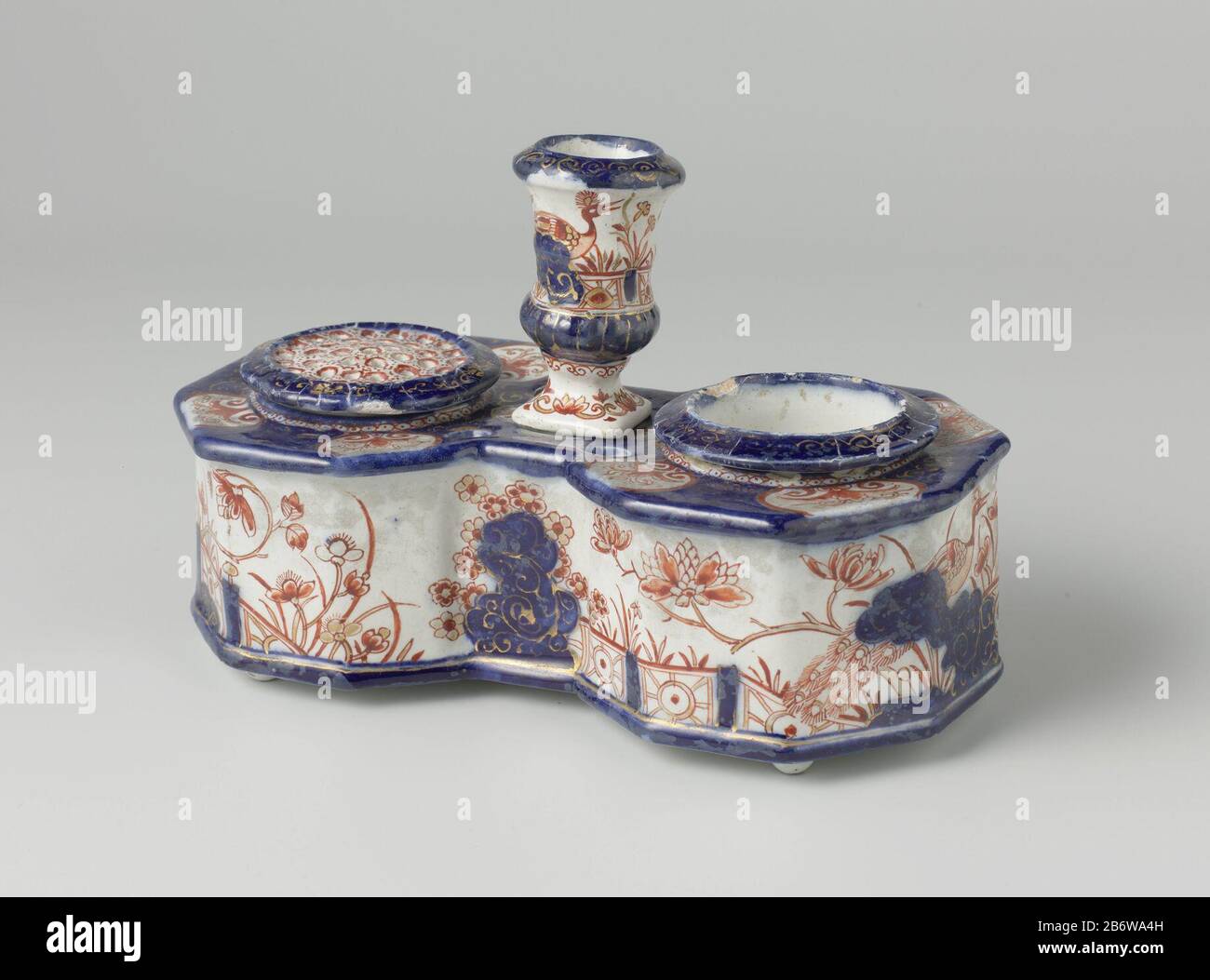 Inktstel van faïence. Veelkleurig beschilderd. Produttore : plateelbakkerij: AnoniemPlaats fabbricante: Delft Dating: CA. 1705 - ca. 1725 Materiale: Faience dimensioni: H 11,5 cm. × l 18 cm. Foto Stock
