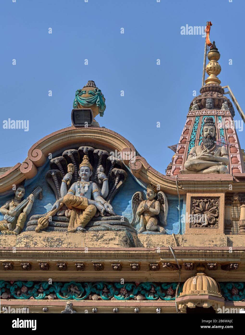 22 settembre 2020 lavori di stucco di Narayan (Vishnu) Narad con Vina e Garuda a Laxmi Narayan tempio, Bhuleshwar Charni strada a Mumbai Maharashtra India Foto Stock