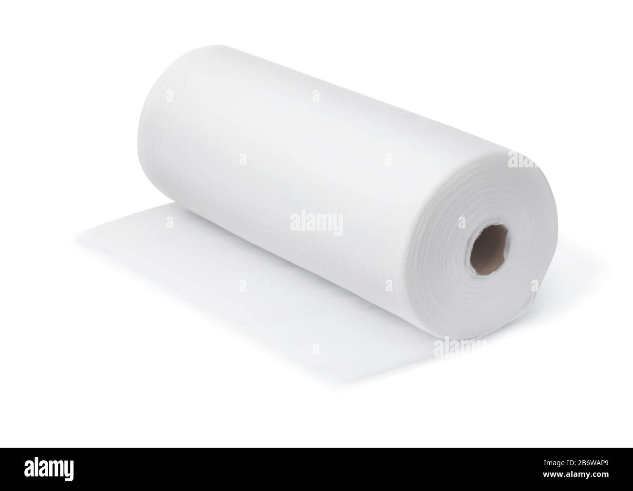 Rotolo di asciugamani in tessuto non tessuto monouso bianco isolato su bianco Foto Stock