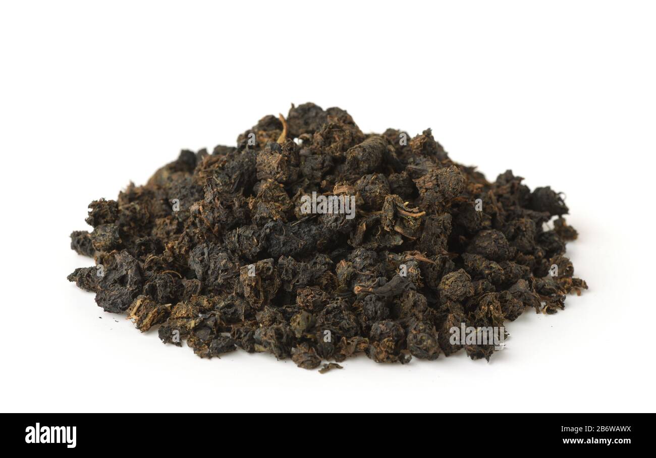 Mucchio di tè nero granulare isolato su bianco Foto Stock
