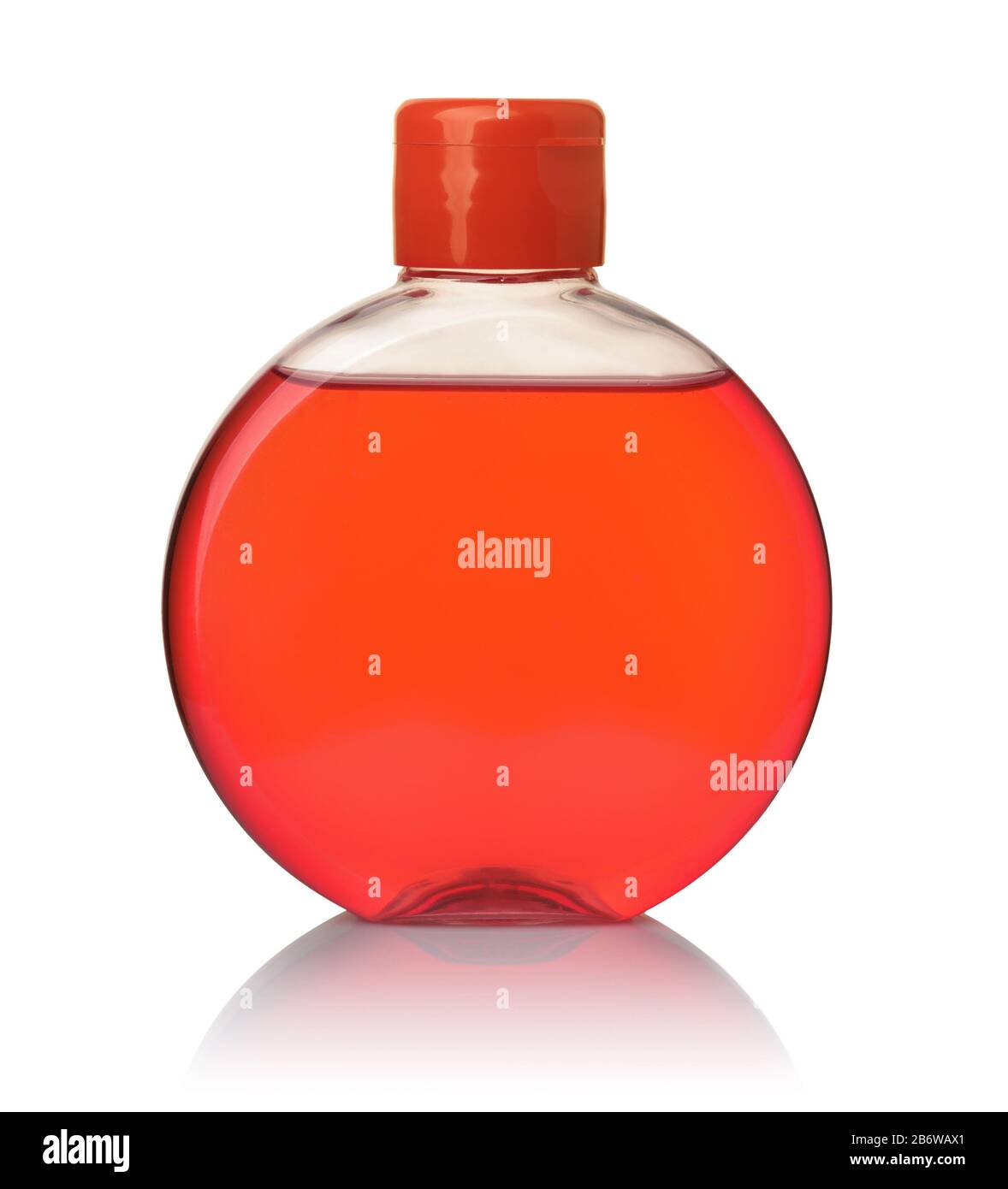 Vista frontale del flacone trasparente rotondo pieno di sapone liquido rosso isolato su bianco Foto Stock