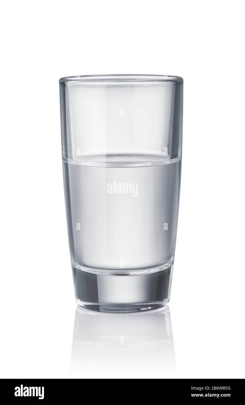 Vista frontale degli shot di vodka in vetro isolato su bianco Foto Stock
