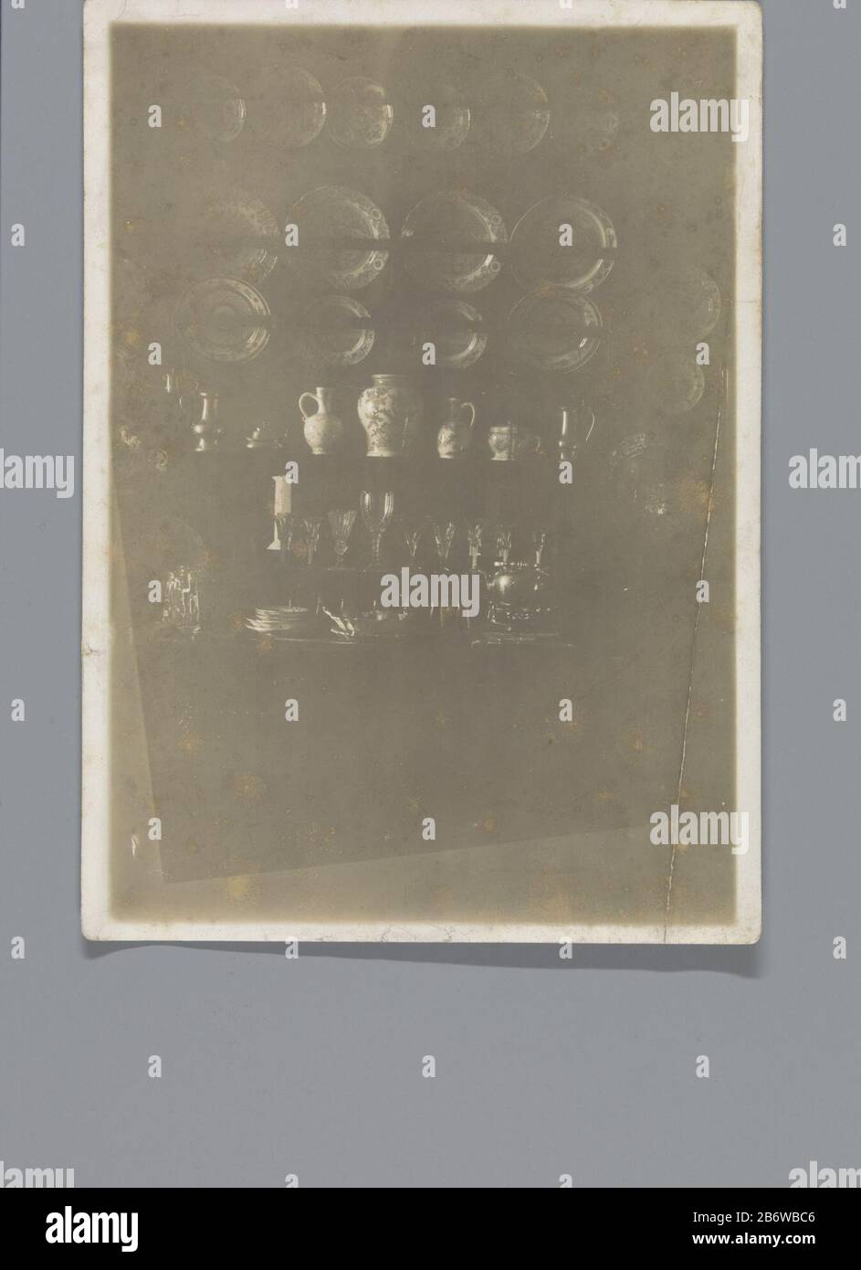 Interieur Witsen Interior Witse Tipo Di Proprietà: Fotografie numero articolo: RP-FW 1908 Produttore : fotografo: William Witsenplein Fabbricazione Luogo: Amsterdam Data: CA. 1860 - ca. 1915 caratteristiche Fisiche: Gelatina argento stampa su carta su cartone materiale: Carta fotografica Tecnica: Gelatina argento stampa dimensioni: Foglio: H 178 mm × W 128 mm beeld: H 170 mm × W 119 mm Onderwerp Foto Stock