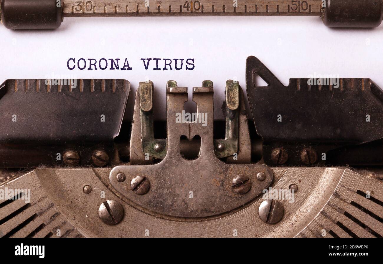 Primo piano di una macchina da scrivere vintage, biohazard - Coronavirus Foto Stock