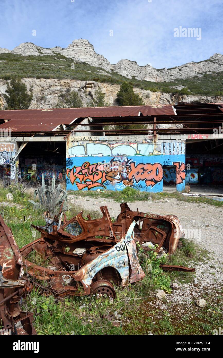 Abbandonata Fabbrica, Rovinato Edificio Industriale E Rusty Relitti Auto, Un Sito Urbex, A Marsiglia Provenza Francia Foto Stock