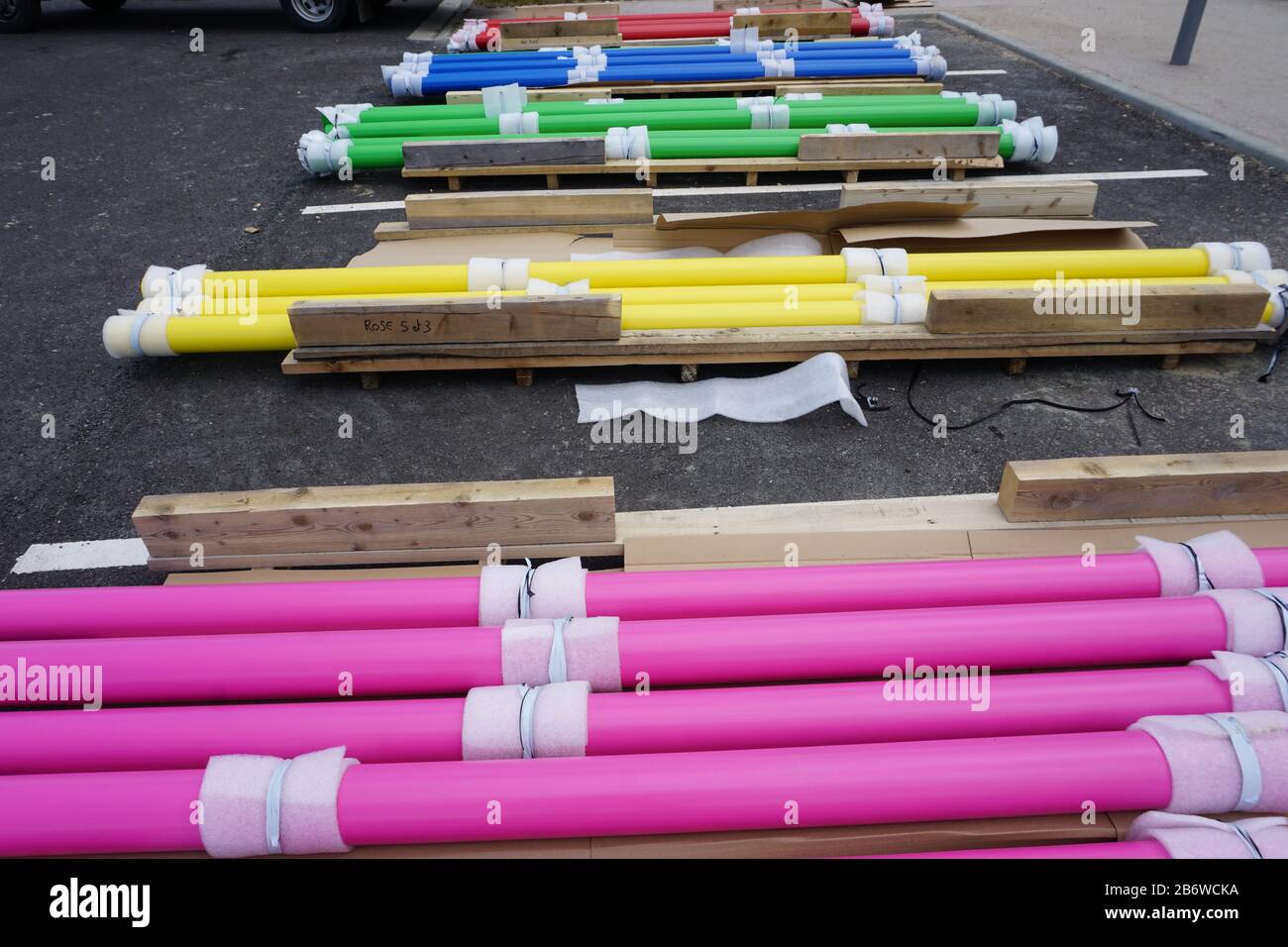 tubi metallici colorati che si posano sul parcheggio dell'asfalto prima dell'uso in un ristorante Foto Stock