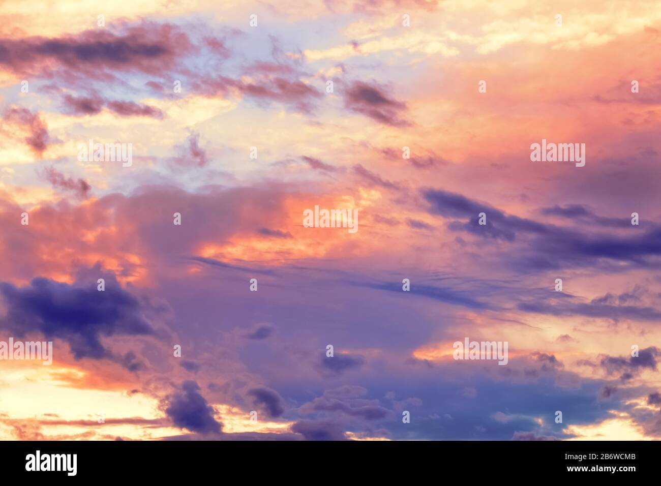 Incredibili splendide e suggestive nuvole nel cielo serale al tramonto. Astratto sfondo naturale nuvola Foto Stock
