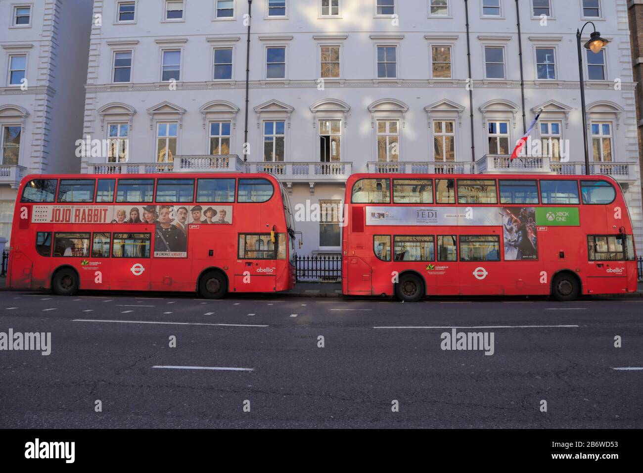 Due autobus rossi a due piani sono parcheggiati fuori degli edifici elencati utilizzati dalla scuola Charles de Gaulle di Lycée Francais a Cromwell Road, Londra, Regno Unito. Foto Stock