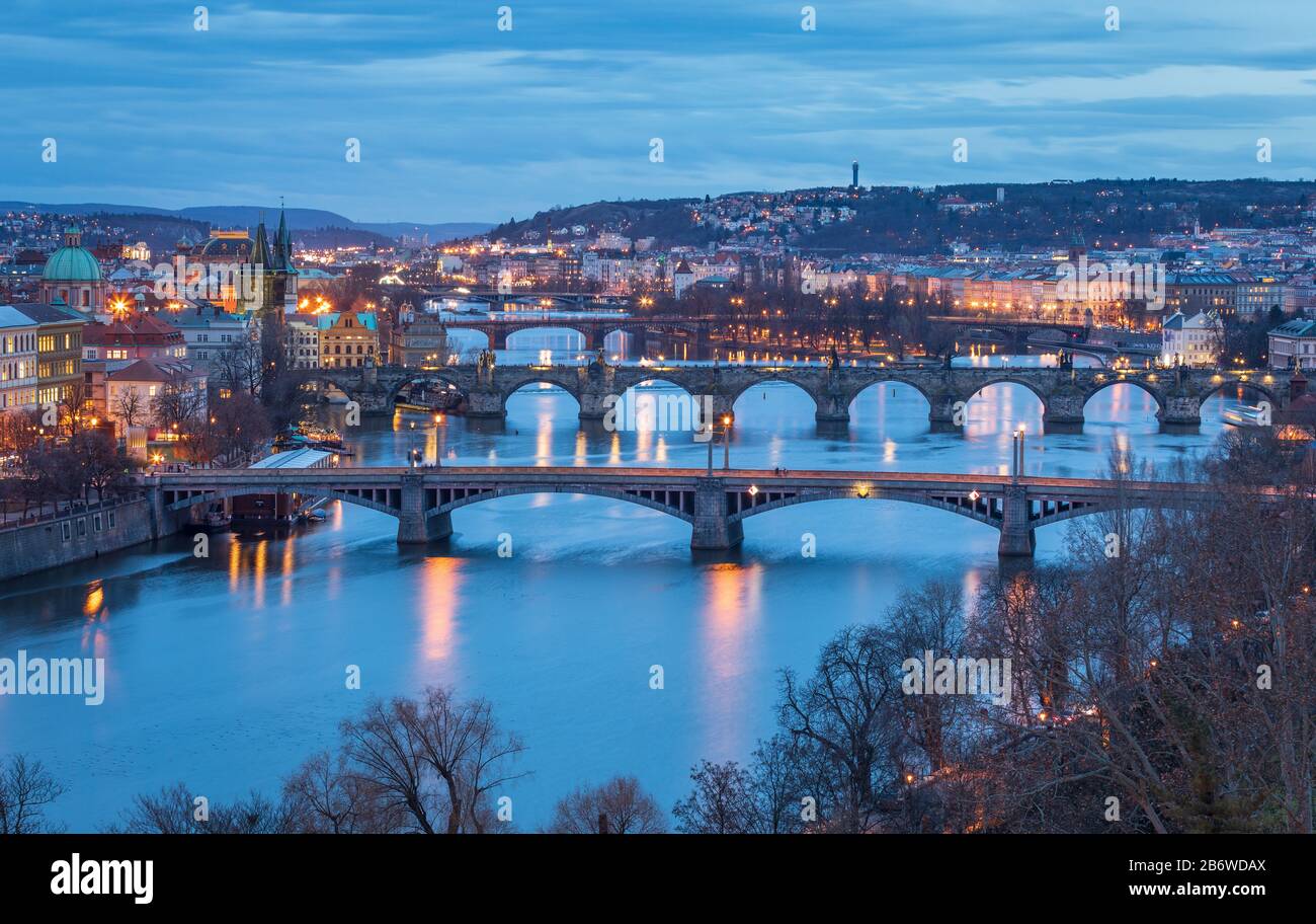 Ponti di Praga - famosa vista dalla collina di Letna. Ora blu subito dopo il tramonto. Sette ponti e vista panoramica della vecchia città medievale di Praga Foto Stock