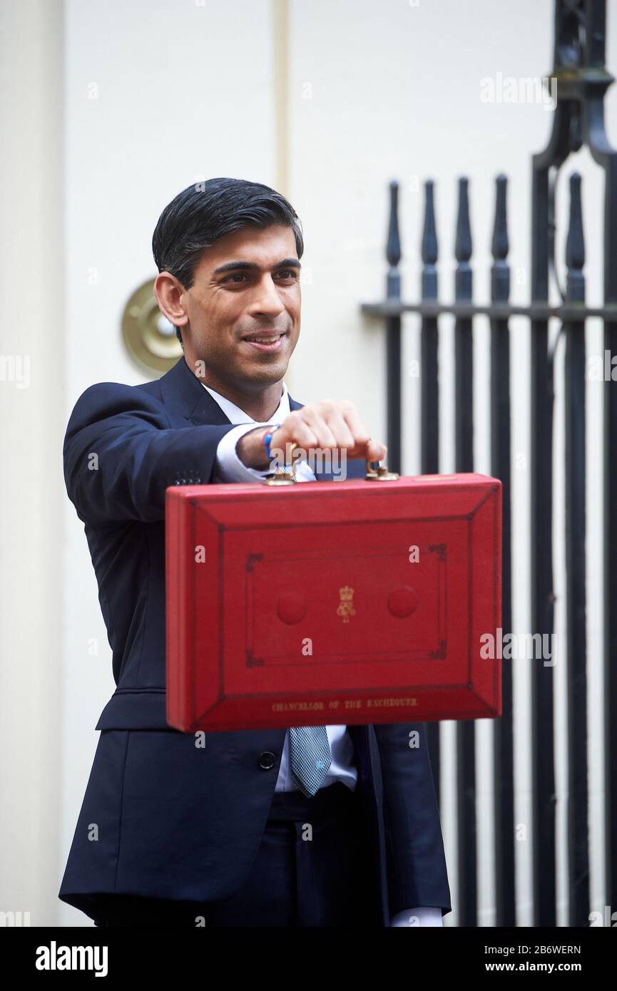 Cancelliere dello scacchiere Rishi Sunak al di fuori del numero 11 Downing Street mostrando la casella rossa alla stampa prima del bilancio di primavera 2020 Foto Stock