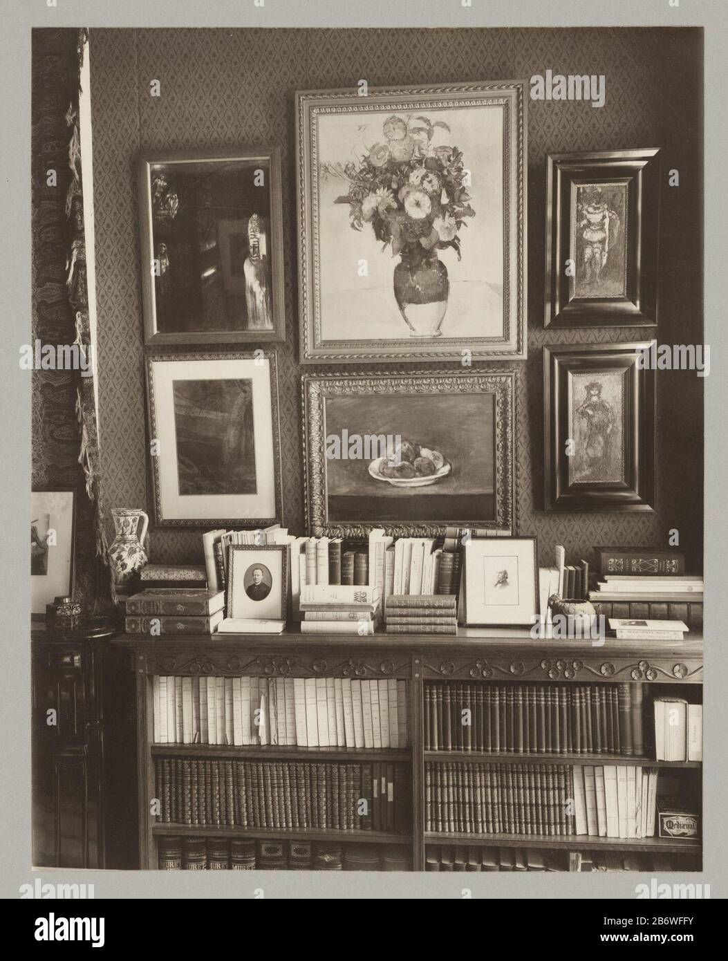 Interieur van het huis van Andries Bonger ad Amsterdam, ha incontrato een aantal Redons aan de muur Eq. RP-F 00-1444 fabbricante : fotografo: Van Meurs & Cofotograf: Van Meurs (fotografo) Data: 1920 - 1936 caratteristiche Fisiche: Cartone carta materiale: Carta carta tecnica di cartone: Gelatina argento dimensioni di stampa: H 282 mm × W 225 mm Oggetto: Nomi o città e villaggi (CON NOME) disegno, schizzo ritratto, autoritratto pittore o altro tipo di abitazione in cui: Woonhuis Andries BongerWie: Andries Bonger Foto Stock