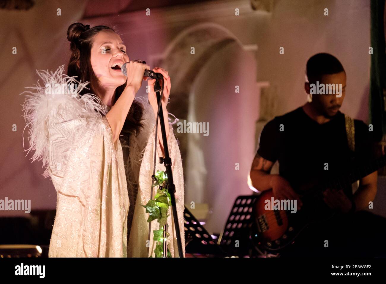 La performance di debutto di Aruba Red (nota anche come Natasha Bruce) alla St Pancras Old Church di Londra, mercoledì 11th marzo 2020 Foto Stock