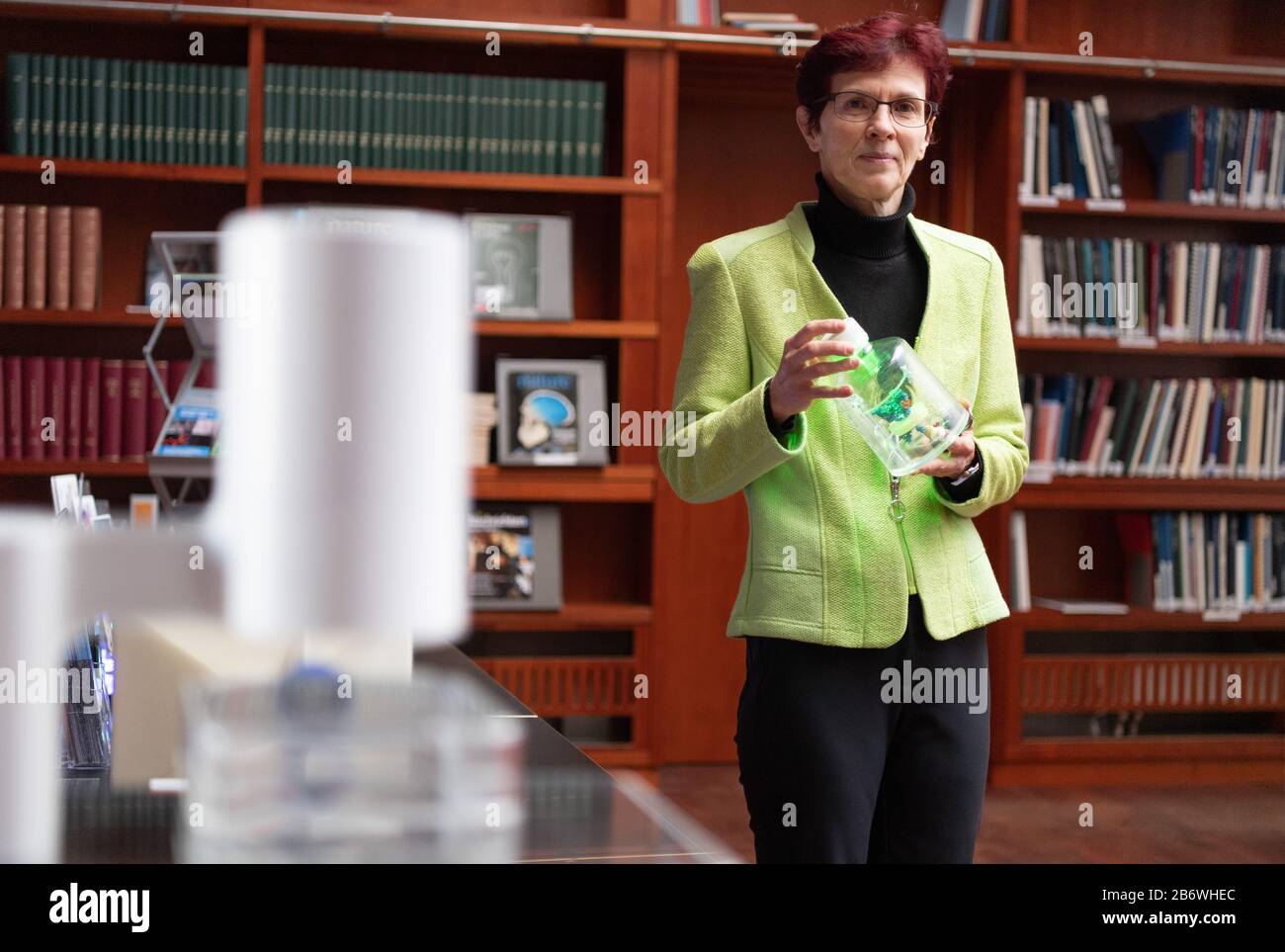 Potsdam, Germania. 11th Mar, 2020. EVA Ehrentreich-Förster, direttore del Fraunhofer Institute for Cell Therapy and Immunology, tiene nelle sue mani un pezzo dimostrativo di sintesi proteica senza cellule nella biblioteca dell'Istituto. Credito: Soeren Stache/dpa-Zentralbild/ZB/dpa/Alamy Live News Foto Stock