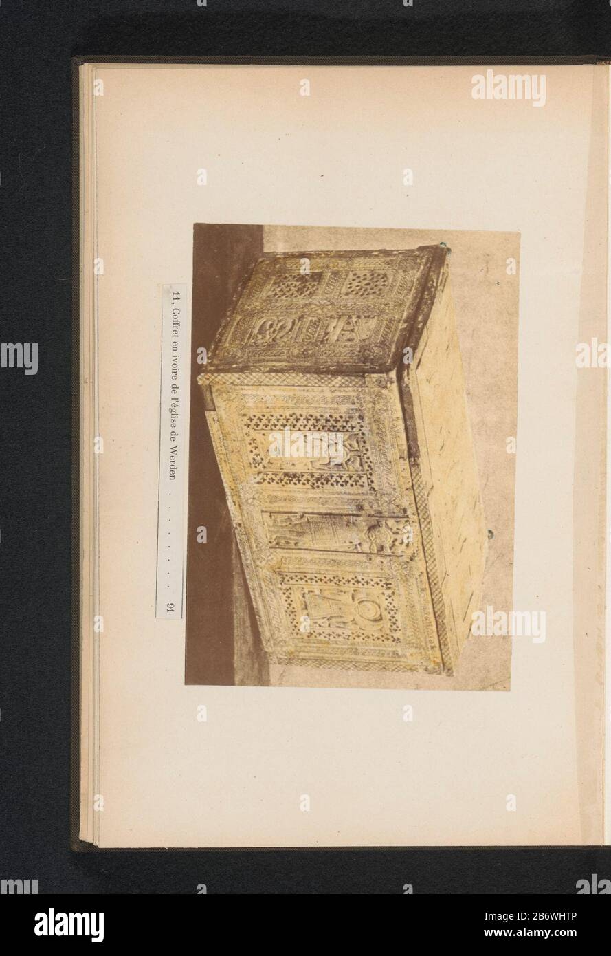 Casa d'Ivory di San Lusciuskerk Essen-WerdenCoffret e ivoire de l'église Erano (oggetto del titolo) Tipo Di Proprietà: Foto numero articolo: RP-F 2001-7-1292-11 Produttore : fotografo : anonimo data: CA. 1877 - caratteristiche o 1882 Fisico: Stampa albume, colore a mano in giallo materiale: Carta Tecnica: Stampa albume / mano colore dimensioni: Foto: H 111 mm × W 137 mmToelichtingFoto pagina anteriore 91. Oggetto: Petto, bara Foto Stock
