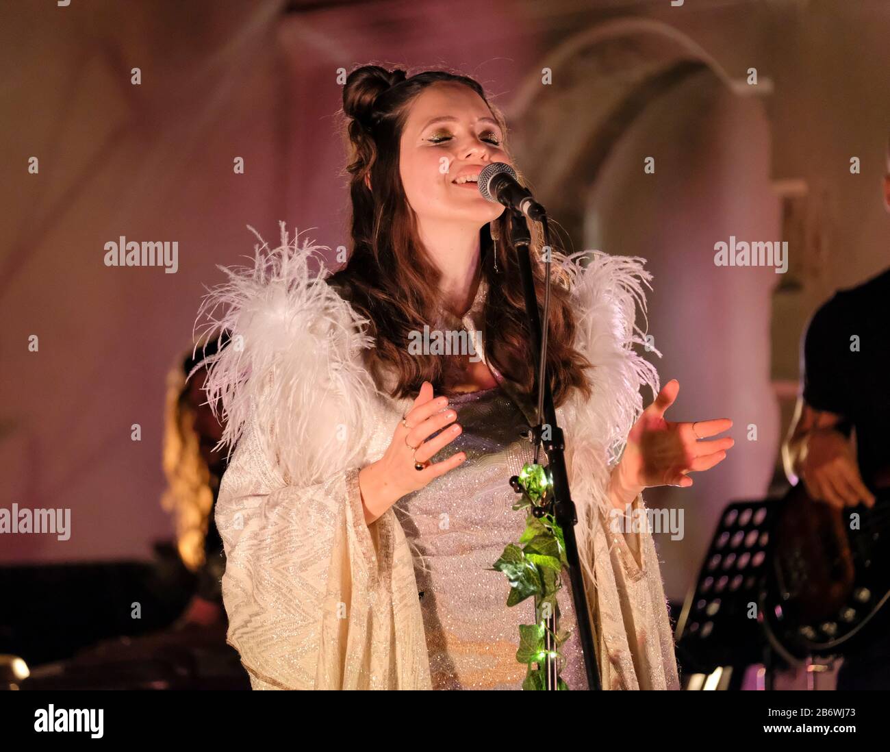 La performance di debutto di Aruba Red (nota anche come Natasha Bruce) alla St Pancras Old Church di Londra, mercoledì 11th marzo 2020 Foto Stock