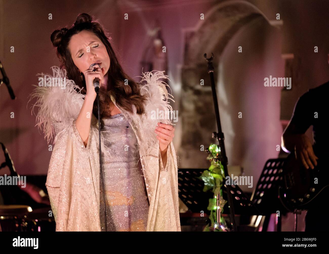 La performance di debutto di Aruba Red (nota anche come Natasha Bruce) alla St Pancras Old Church di Londra, mercoledì 11th marzo 2020 Foto Stock