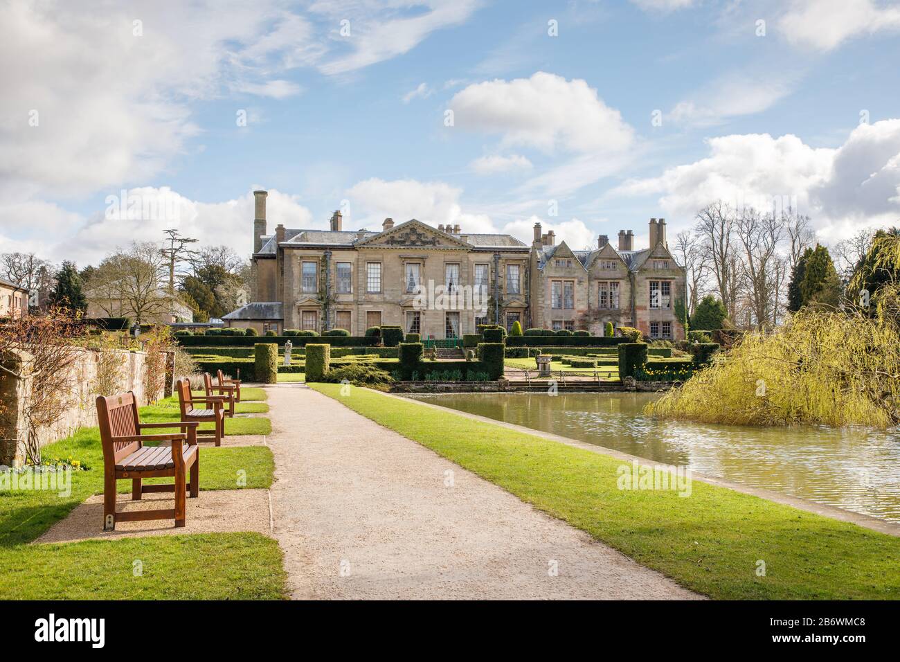 Binley, Warwickshire, marzo 2020: Coombe Abbey Hotel, un edificio classificato Grade i e antica casa di campagna con i suoi giardini ornamentali e lago. Foto Stock