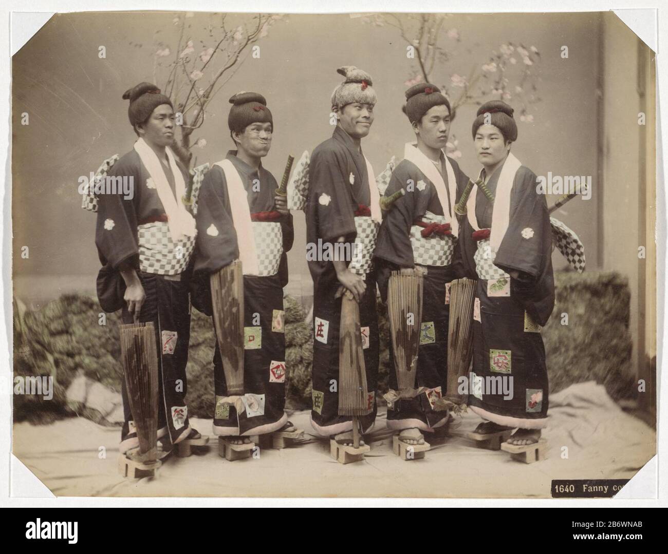 Japanse komedianten in vrouwenkleding Fanny Costume (Titel op Object) Parte dell'album con 69 foto di un viaggio dal Giappone. Produttore : fotografo: Anonymous Place produzione: Giappone Data: 1890 - 1894 caratteristiche Fisiche: Albume colorato a mano materiali di stampa: Cartone carta fotografica Tecnica: Albume dimensioni di stampa: Foto: H 205 mm × W 271 mm Oggetto: Uomo vestito da donna, travestycomedyWanneer: 1890 - 1894 Foto Stock