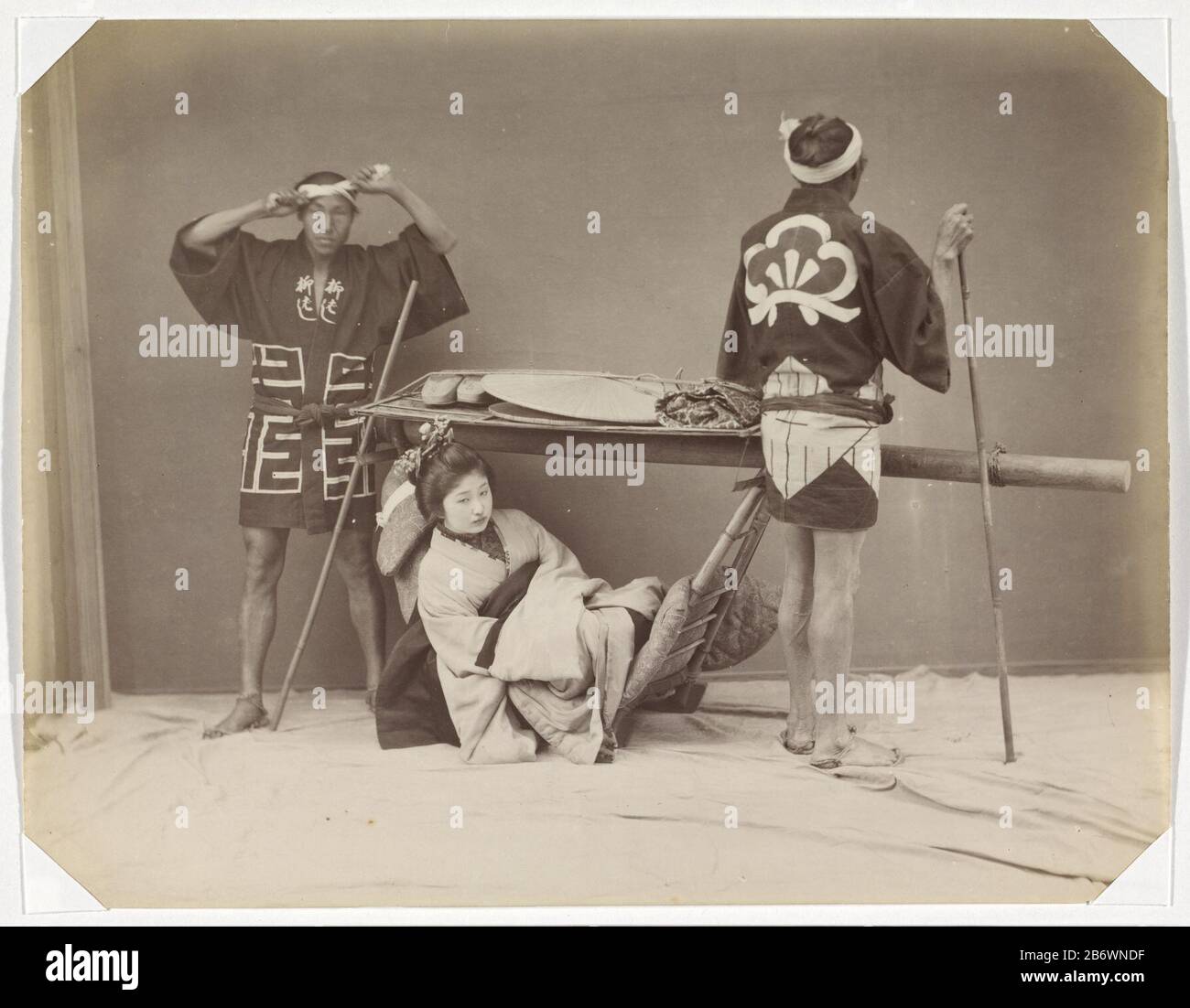 Japanse vrouw in een draagstoel ha incontrato twee dragers Parte dell'album con 69 immagini di un viaggio Giappone. Produttore : fotografo: Anonymous luogo fabbricazione: Giappone Data: 1890 - 1894 caratteristiche Fisiche: Albumen stampa materiali: Cartone carta fotografica Tecnica: Albumen stampa dimensioni: Foto: H 210 mm × W 272 mm Oggetto: (Portando una persona in una) berlina dove: 1890 - 1894 Foto Stock