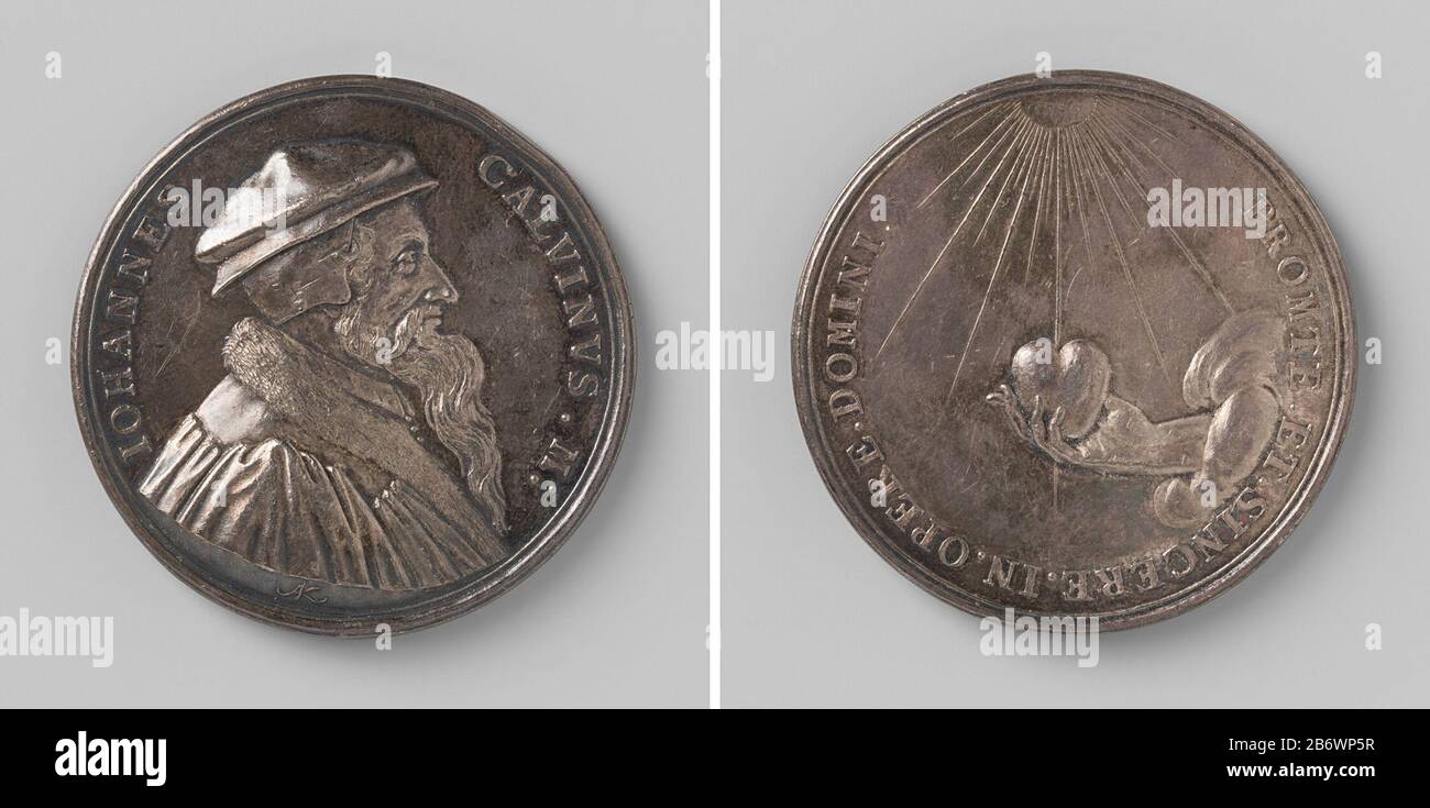 Jean Calvijn Zilveren Penning. Voorzijde: Borststuk uomo binnen omschrift. Keerzijde: Hand uit wolken houdt hart onder stralende zon binnen omschrift fabbricante : Arvid KarlsteenPlaats fabbricante: Stockholm Dating: 1675 - 1685 Materiale: Zilver Techniek: Slaan dimensioni: D 4,5 cm. × g 45,42 gr Data: 1532 - 1564Wie: Johannes Calvijn Foto Stock