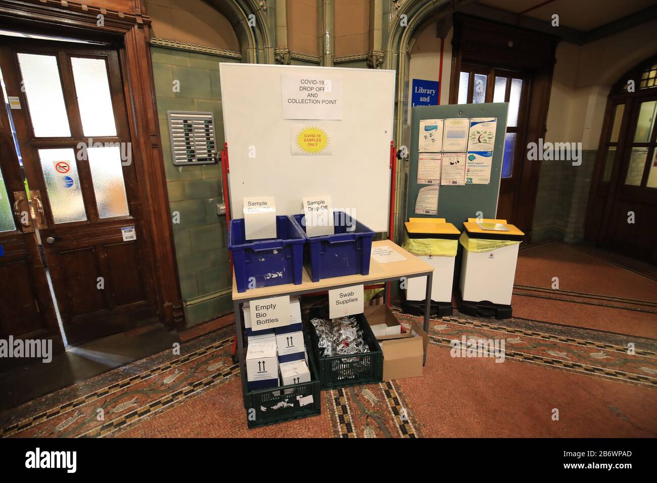 Un punto di consegna per ricevere campioni di coronavirus da sottoporre a test all'ingresso dei laboratori patologici presso la Old Medical School, l'infermeria generale di Leeds, per mostrare come il budget di ieri sia a sostegno di coloro che sono interessati da COVID-19. Foto Stock