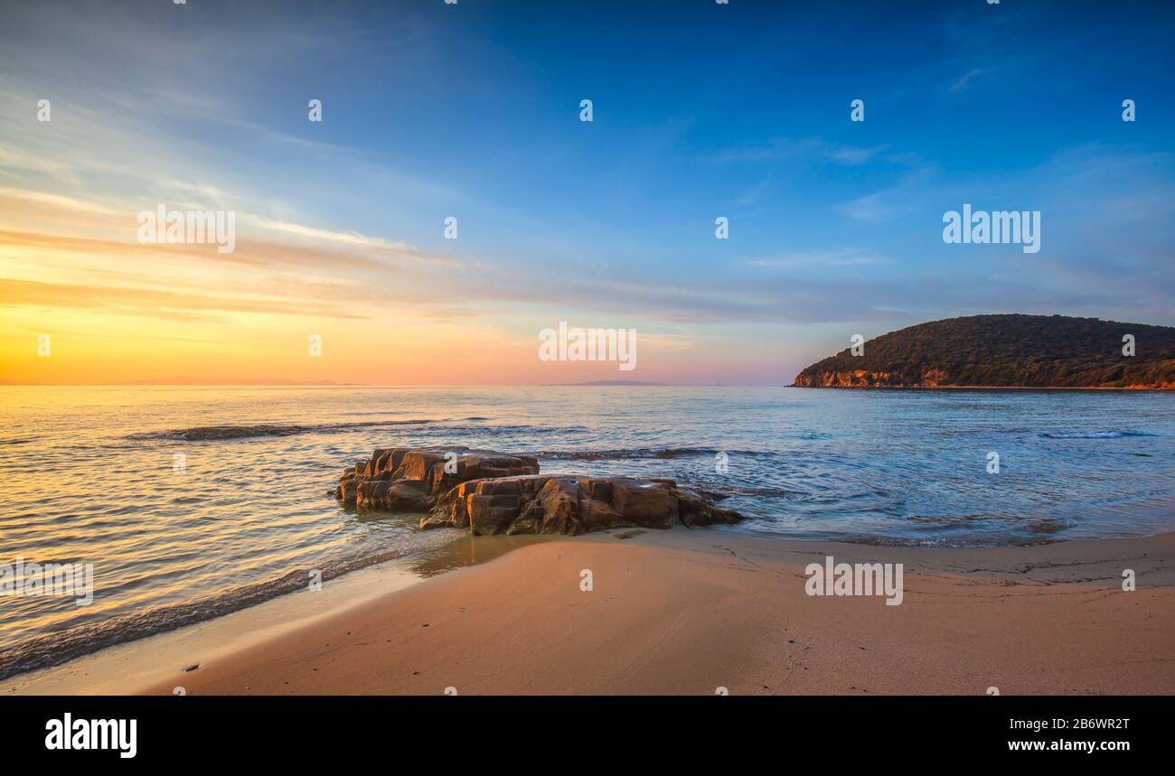 Tramonto a Cala Violina Bay beach in Maremma Toscana. Destinazione di viaggio nel mare Mediterraneo. L'Italia, l'Europa. Foto Stock
