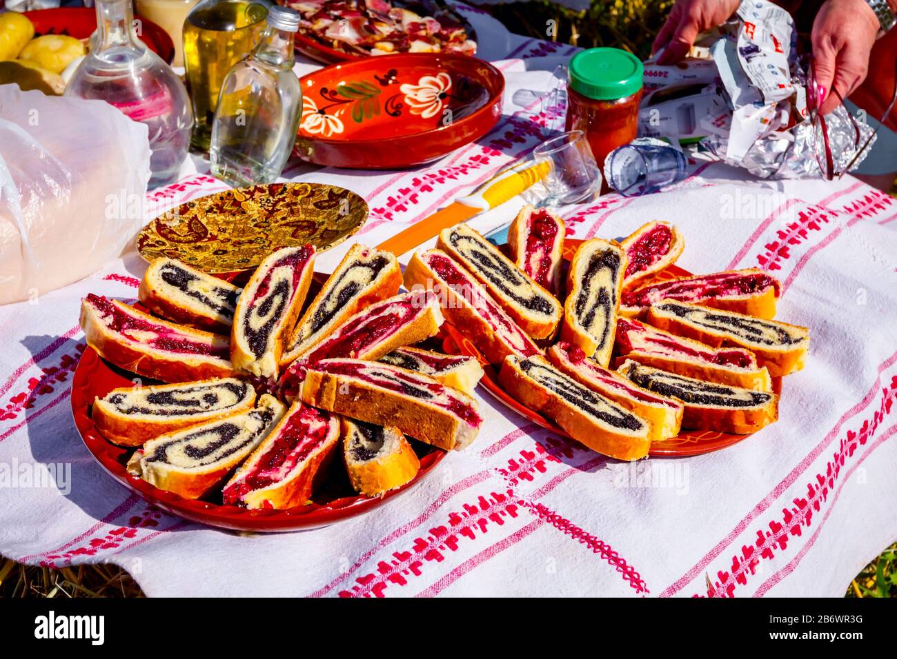 Strudel dolci con papavero e ciliegie, pasto tradizionale in aperto al momento della raccolta. Foto Stock