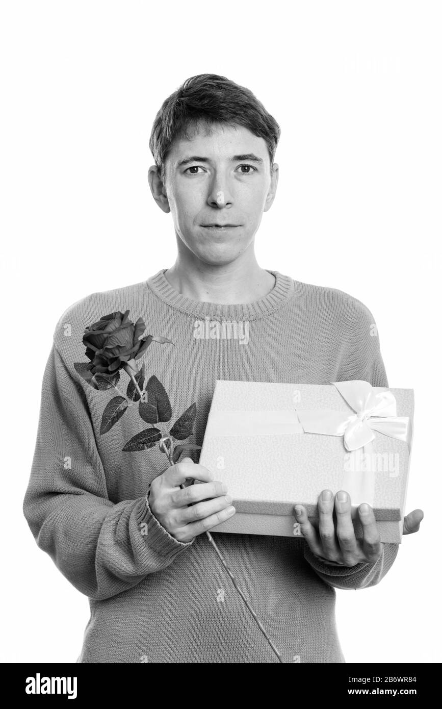 Studio shot di uomo con rosa rossa e confezione regalo pronti per San Valentino Foto Stock