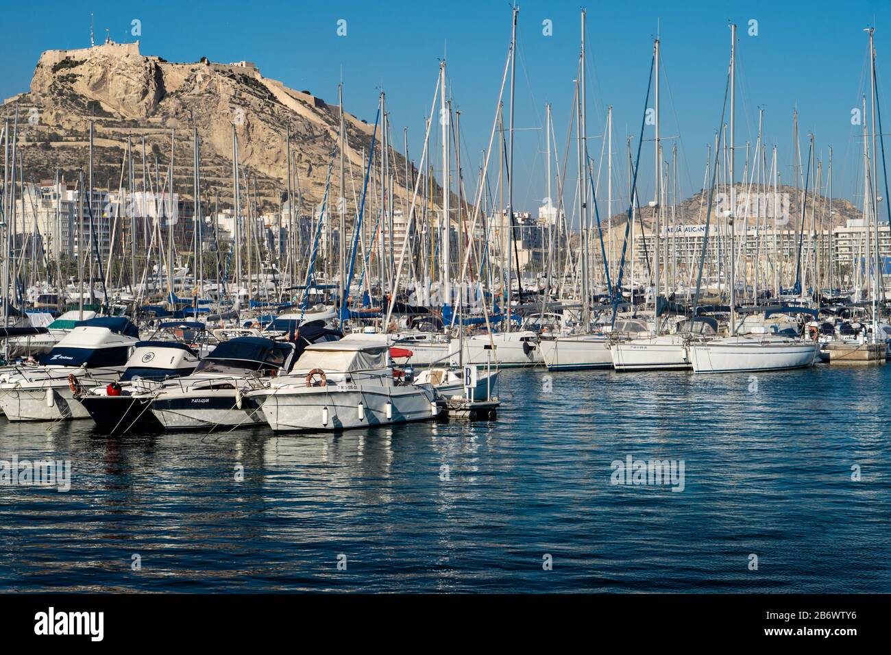 Marina, Alicante con il Castello di Santa Barbara sullo sfondo Foto Stock