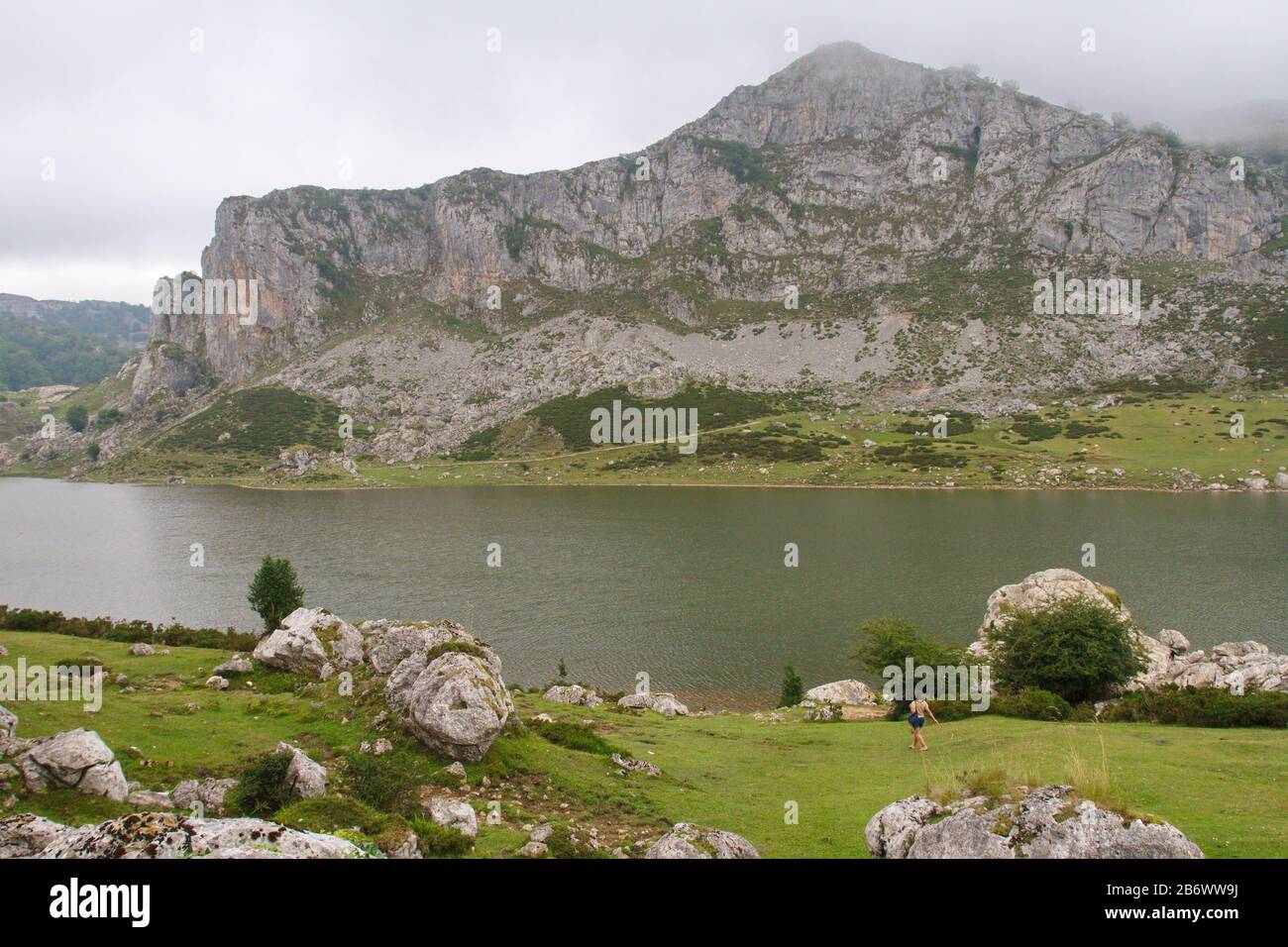 Cangas De Onis, Asturias/Spagna; 05 Agosto 2015. Laghi di Covadonga nel Parco Nazionale Picos de Europa. Persone che camminano sui diversi percorsi disponibili Foto Stock