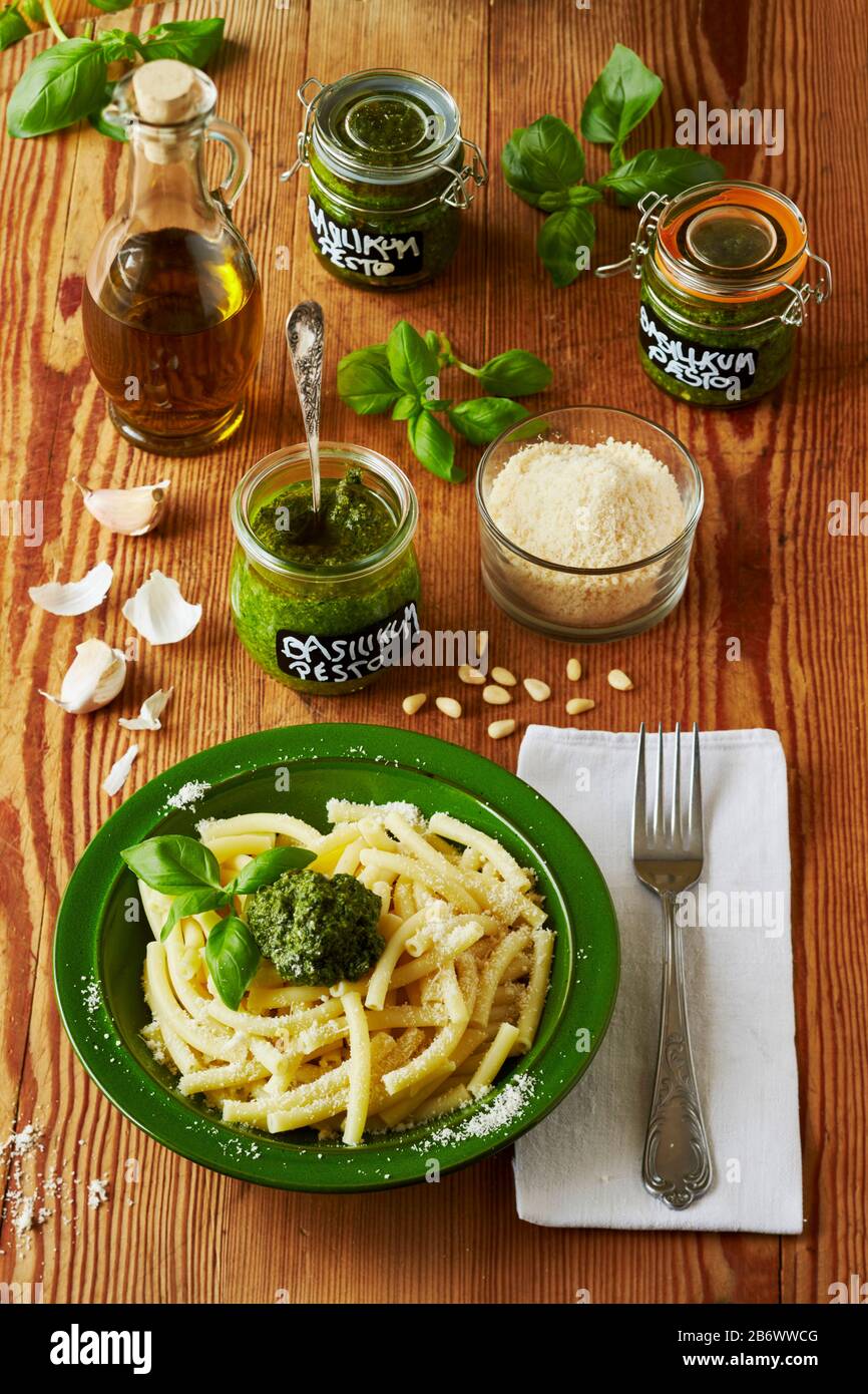 Bambini che indagano cibo. Serie: Pesto pronto con pasta, pronto a mangiare. Imparare secondo il principio della Pedagogia di Reggio, comprensione e scoperta giocose. Germania. Foto Stock