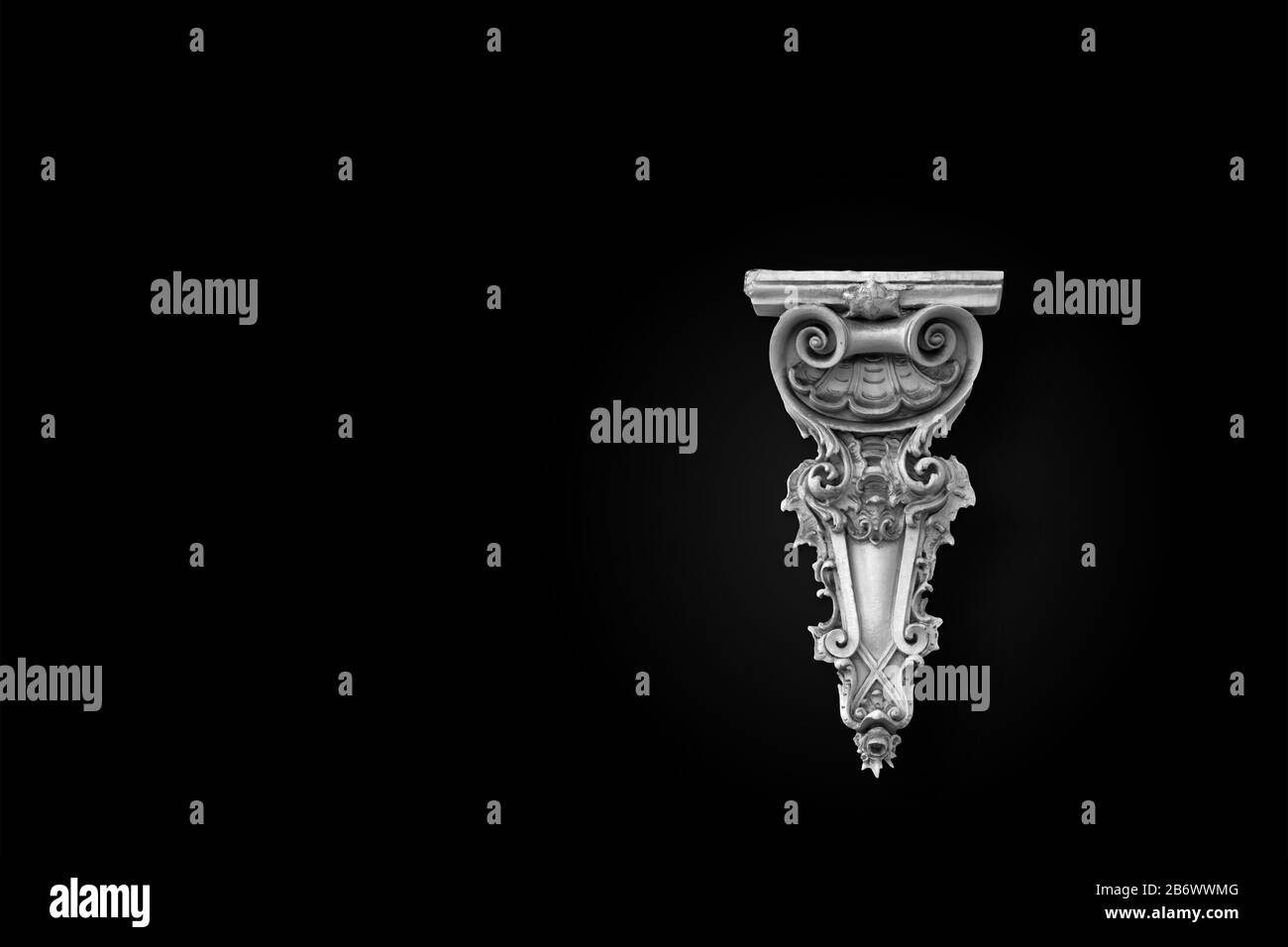 Vecchio stucco polveroso leggermente danneggiato, antico frammento di decorazione, stile monocromatico minimalista Foto Stock