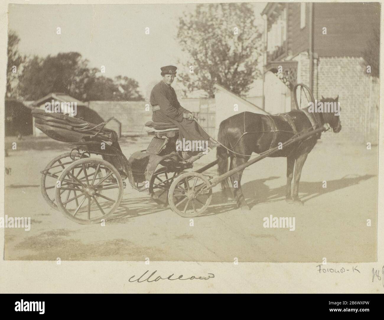 Jonge koettier ha incontrato paard en wagen bij een huis in Moskou Moscow (titel op Object) parte di Travel Album H. Dunlop con immagini visto che: Condizioni in Persia, Scozia, Germania, Russia, Cina e Canada. Produttore : fotografo: Anonymous place manufactured: Moscow Data: CA. 1880 - ca. 1890 caratteristiche Fisiche: Albumen materiale di stampa: Carta fotografica Tecnica: Albumen formati di stampa: H 110 mm × W 160 mm Oggetto: Veicolo a quattro ruote, trainato da animali, ad esempio: Cabina, trasporto, pullman (+ trasporto per il trasporto di persone) Dove Mosca Foto Stock