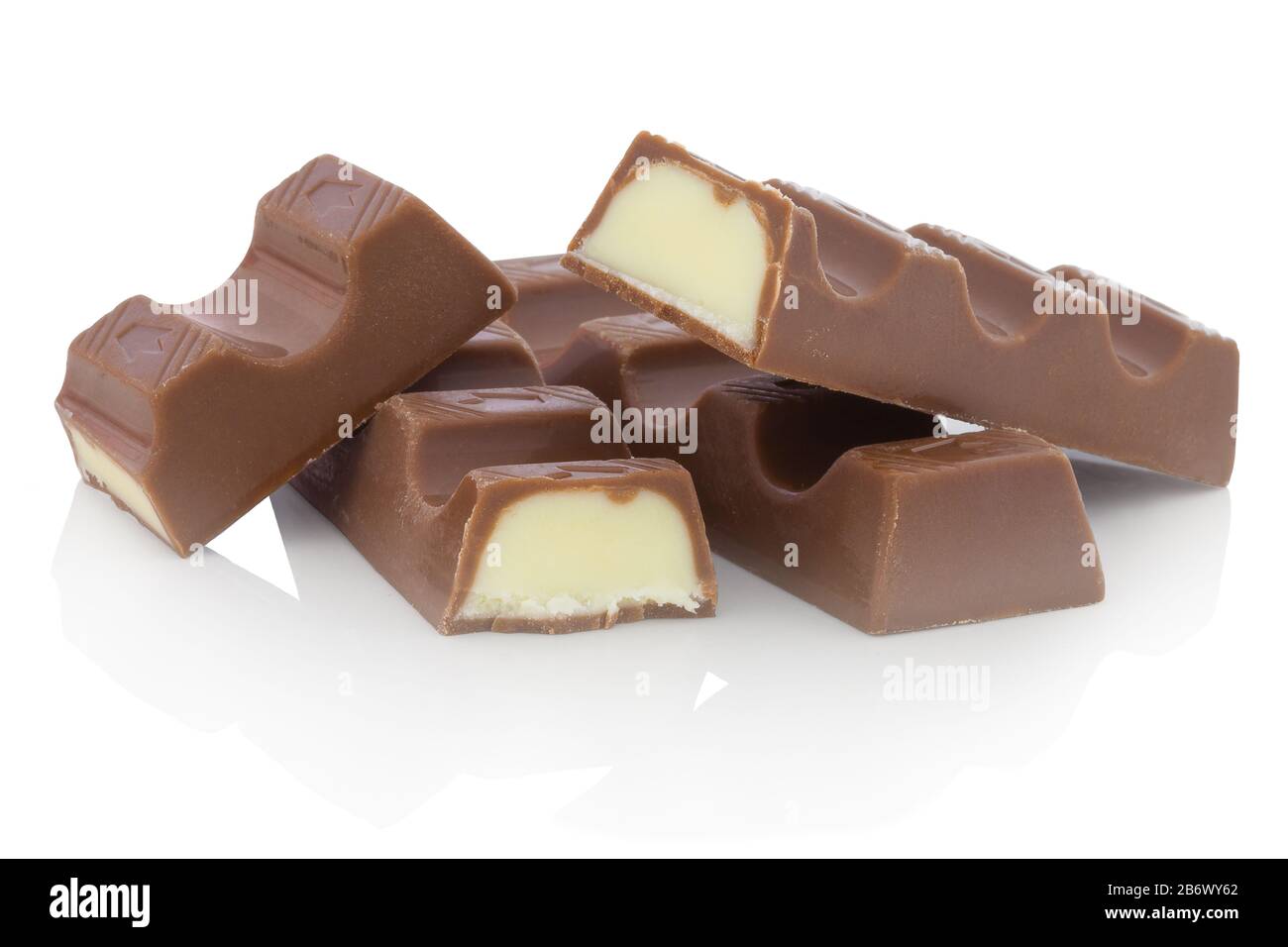 Barrette di cioccolato con ripieno di latte. Isolato su sfondo bianco con riflessione ombra. Con tracciato di ritaglio. Con percorso vettoriale. Dessert al latte su bianco. Foto Stock