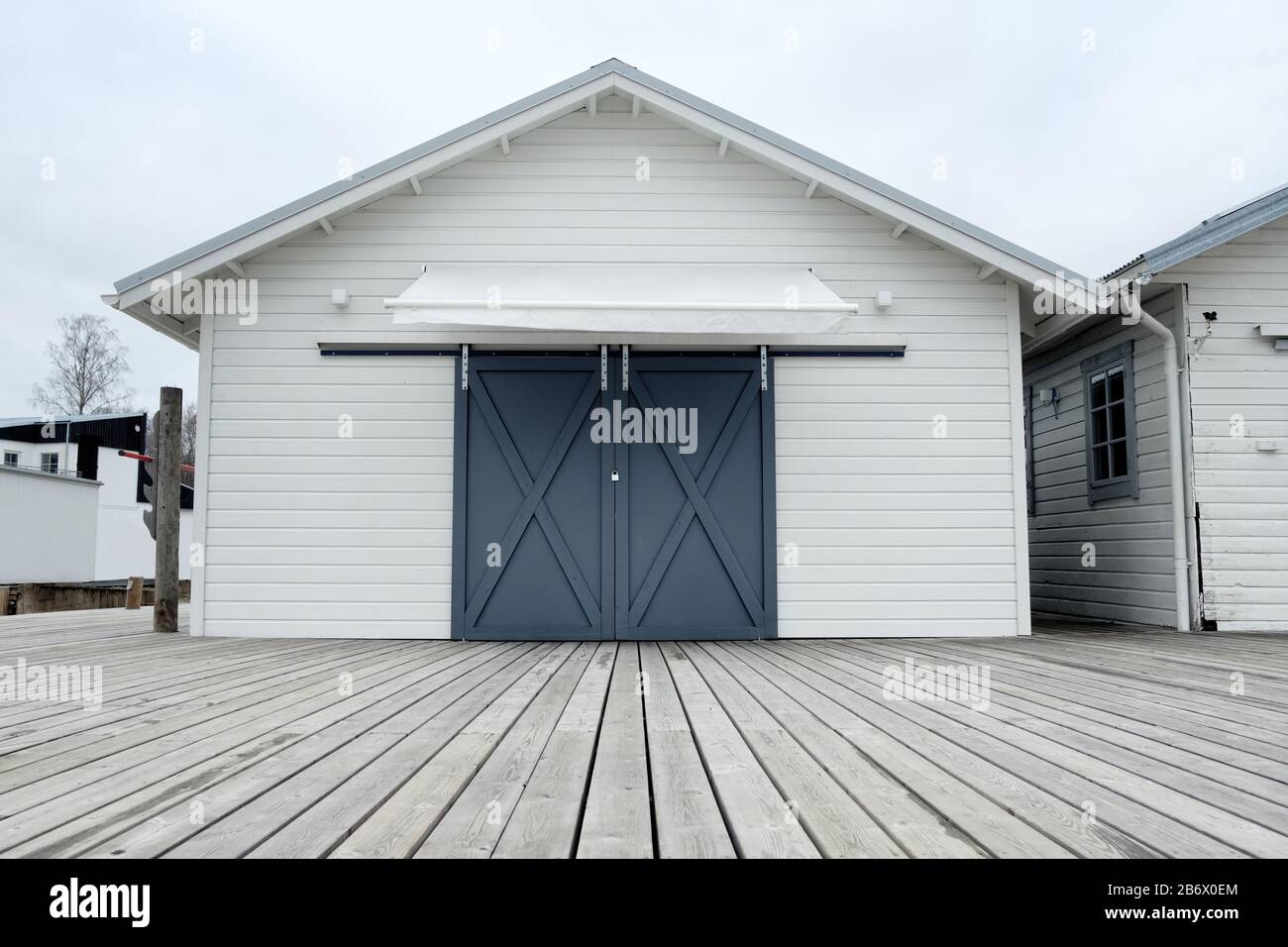 I negozi e i ristoranti del lungomare sono chiusi per la stagione invernale. Foto Stock
