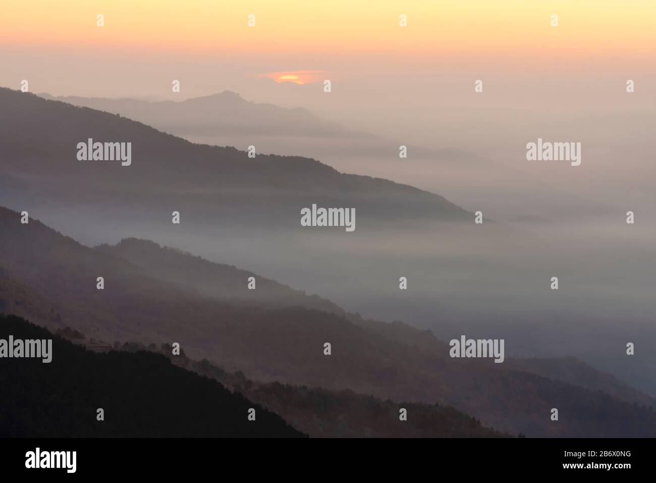 Italia Liguria - nebbia dall'alta Via dei Monti Liguri. Foto Stock