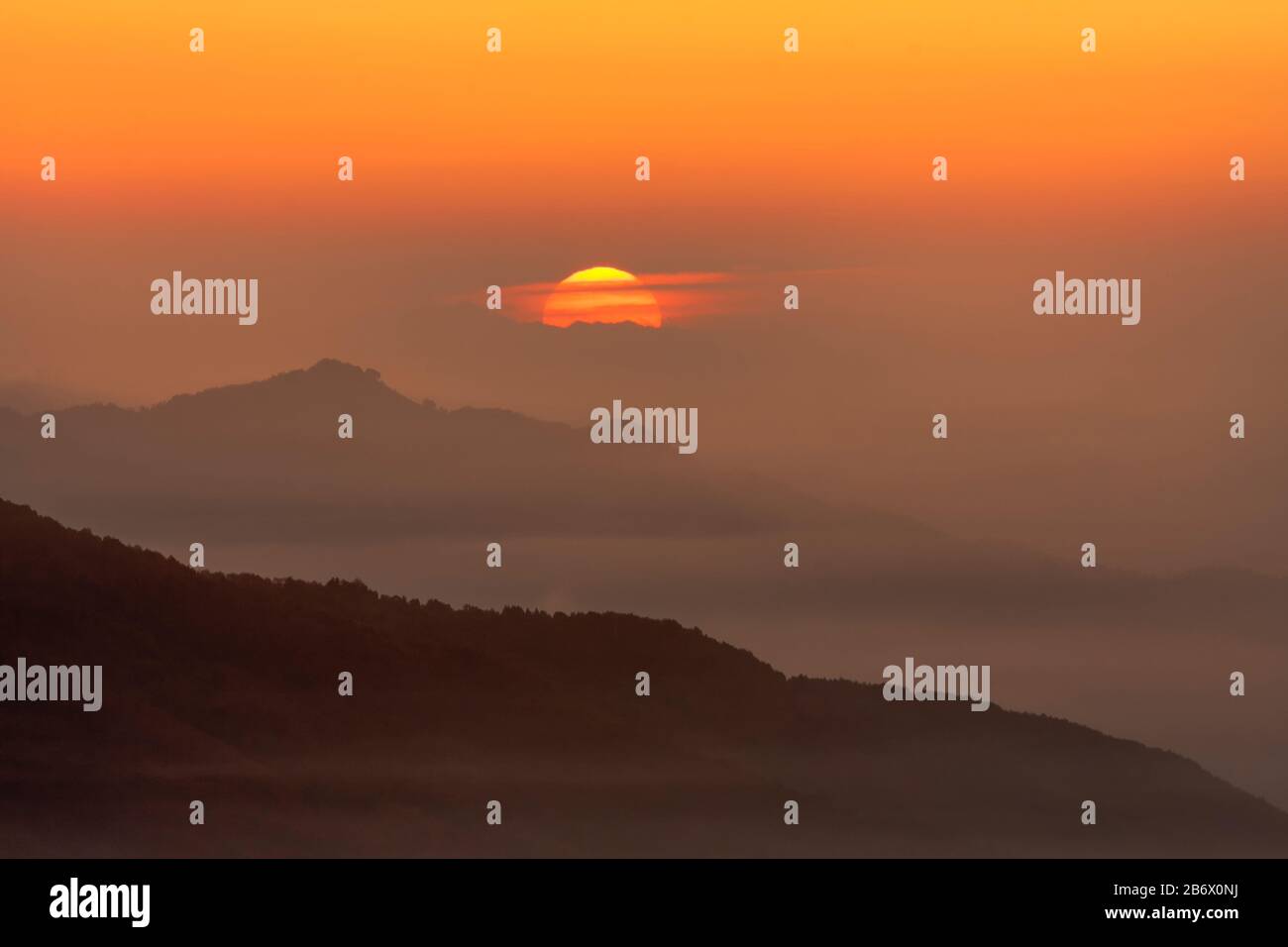 Italia Liguria - Alba sull'alta Via dei Monti Liguri. Foto Stock