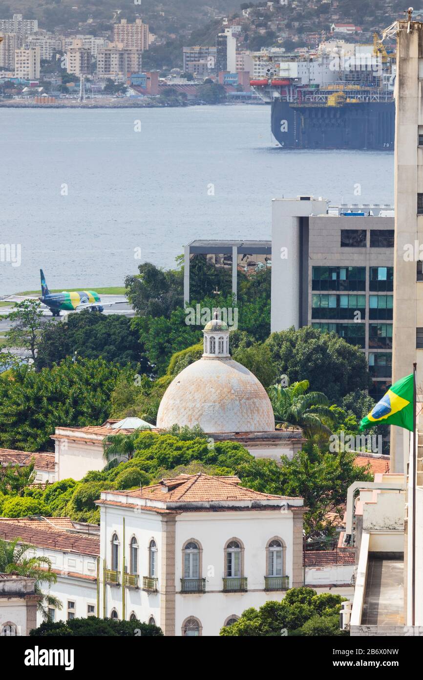 Brasile, Rio de Janeiro, centro città, CBD, Santa Casa de Misericórdia ospedale con la cupola centrale, un aereo a Santos Dumont Airport e Guanabara Bay Foto Stock