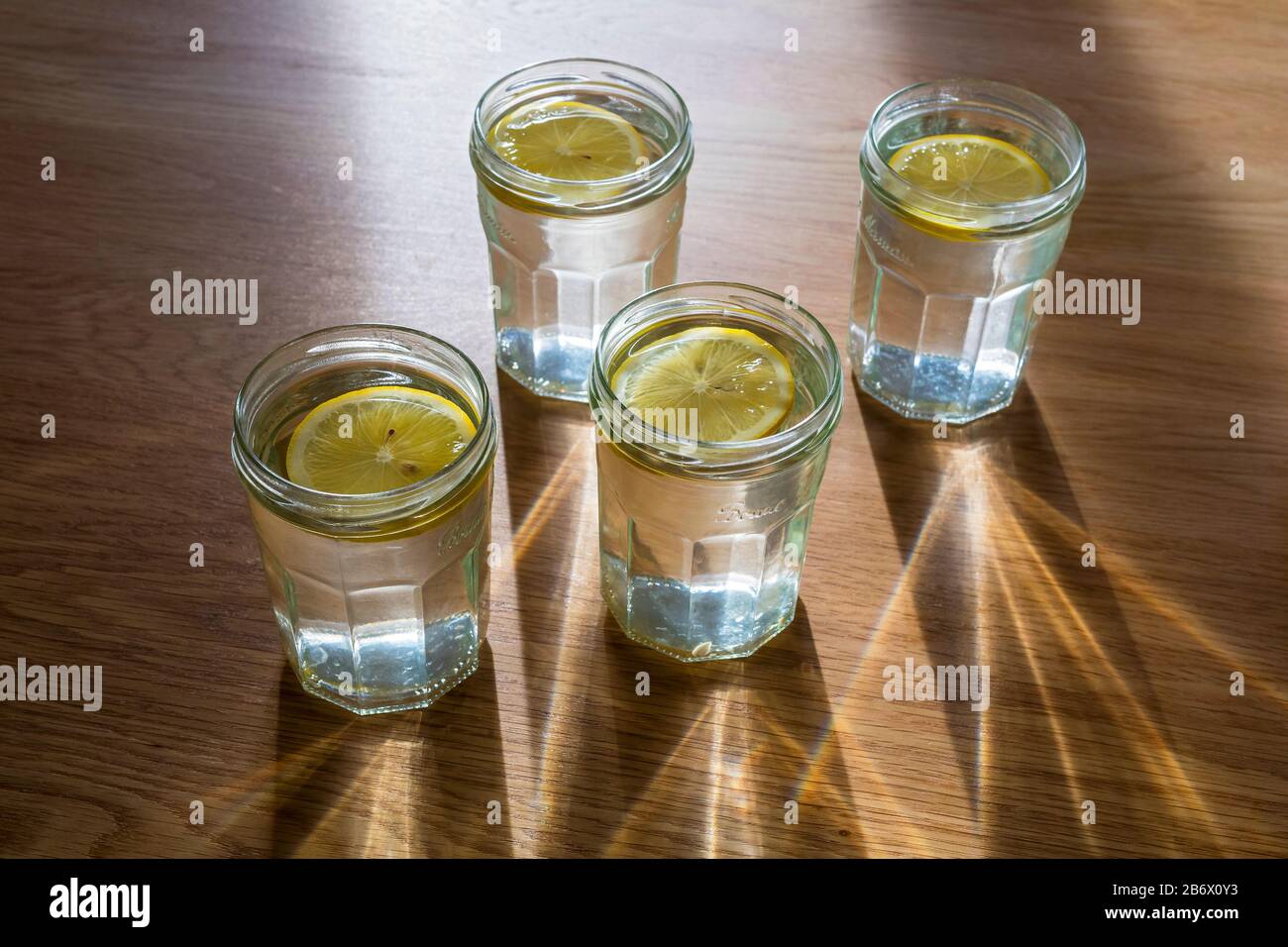 bicchieri con acqua e fette di limone Foto Stock