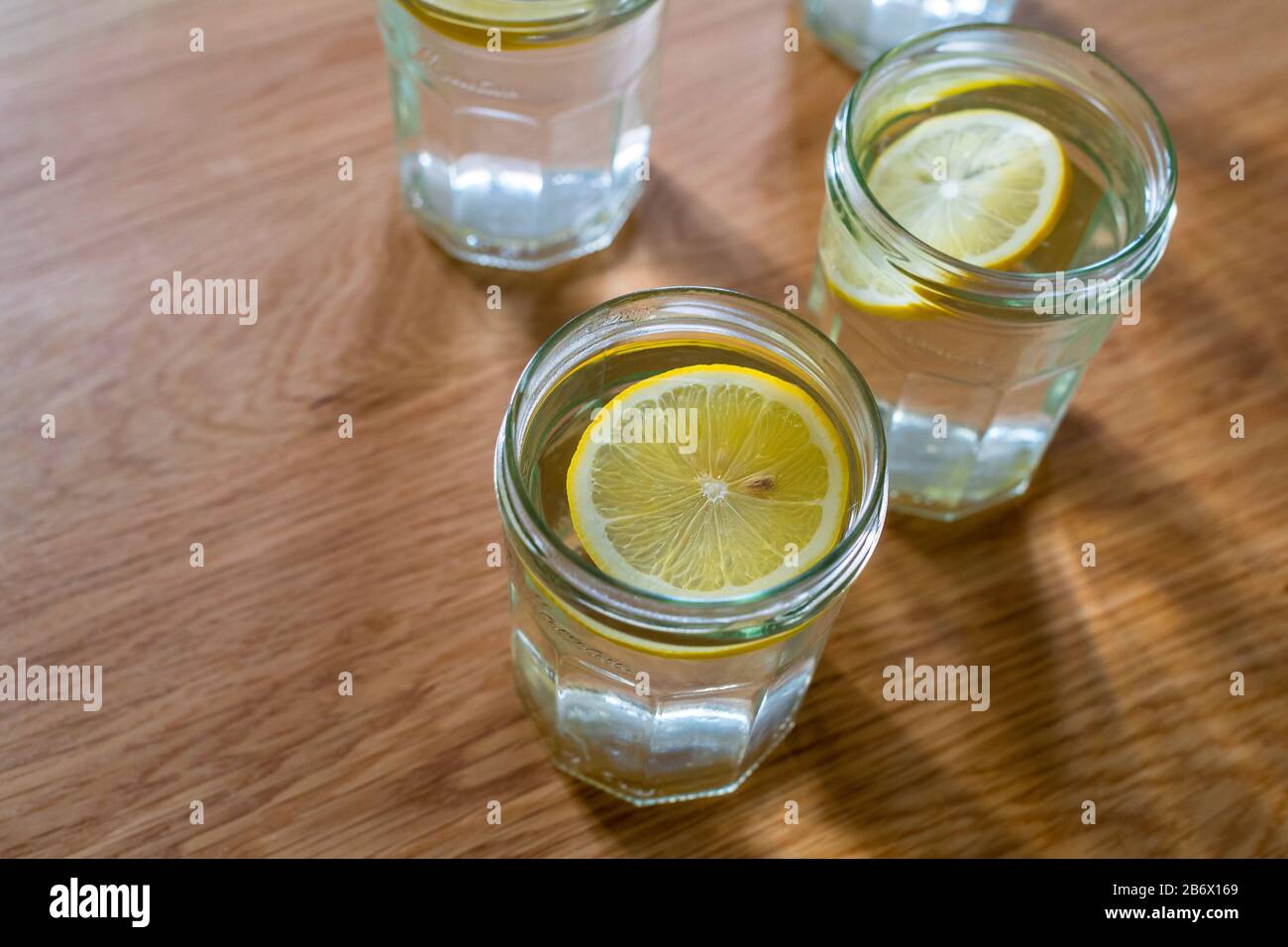 bicchieri con acqua e fette di limone Foto Stock