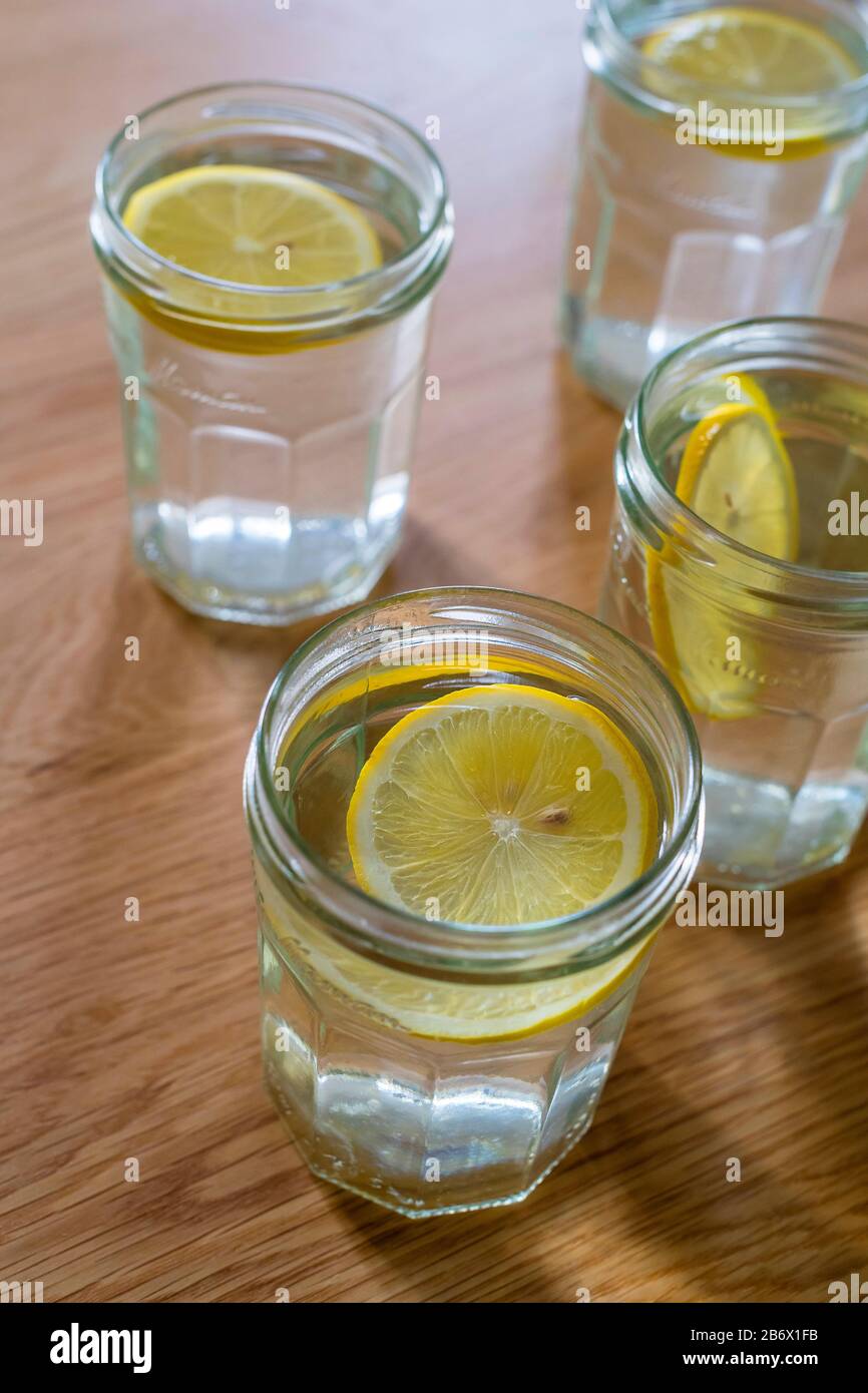 bicchieri con acqua e fette di limone Foto Stock