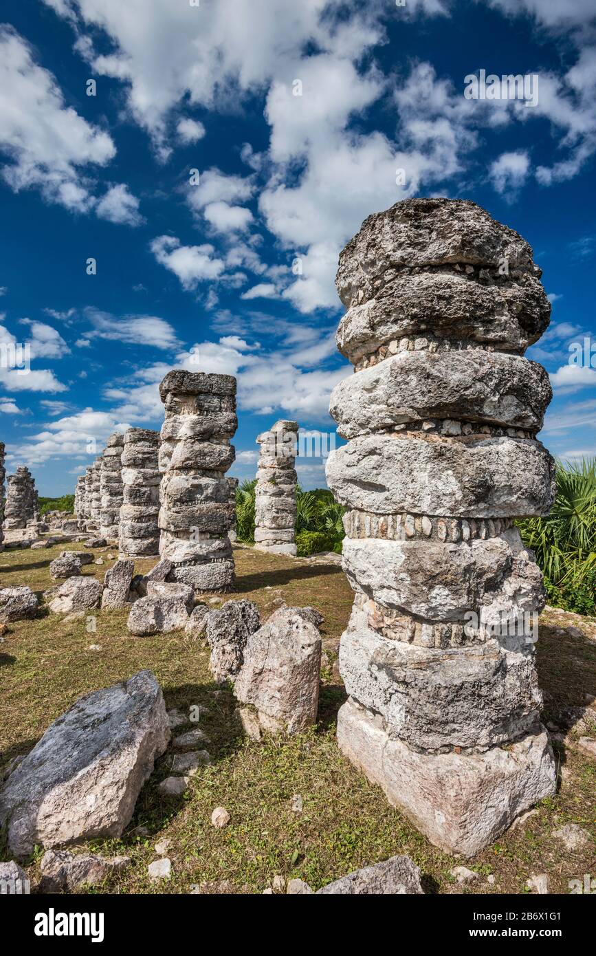 Colonne in pietra all'edificio de las Pilastras, rovine Maya ad Ake, Yucatan, Messico Foto Stock