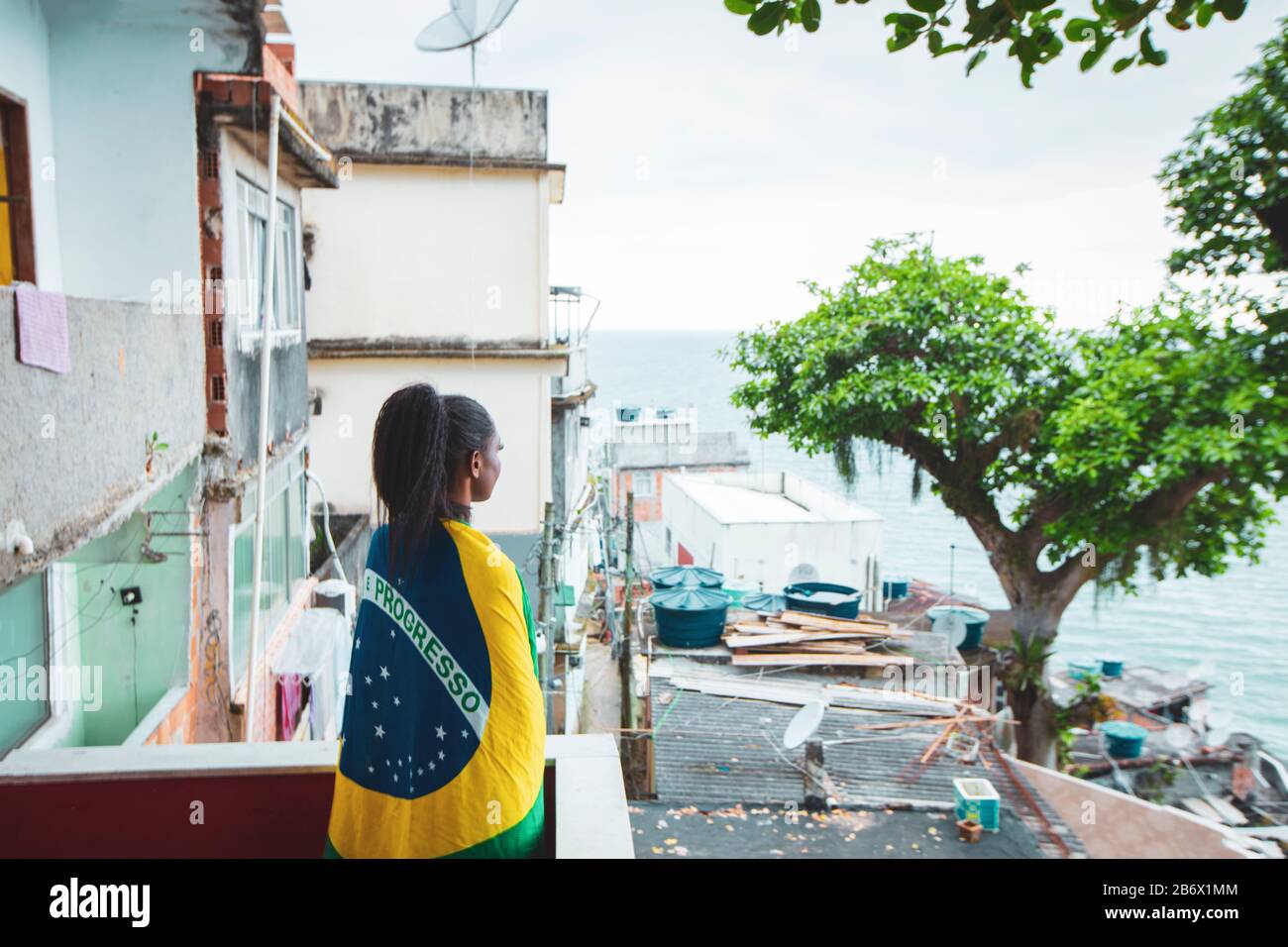 Rio de Janeiro, Brasile , Chacara do Ceu favela. Una donna Carioca locale in piedi sulla terrazza del ristorante Flor do Ceu Foto Stock